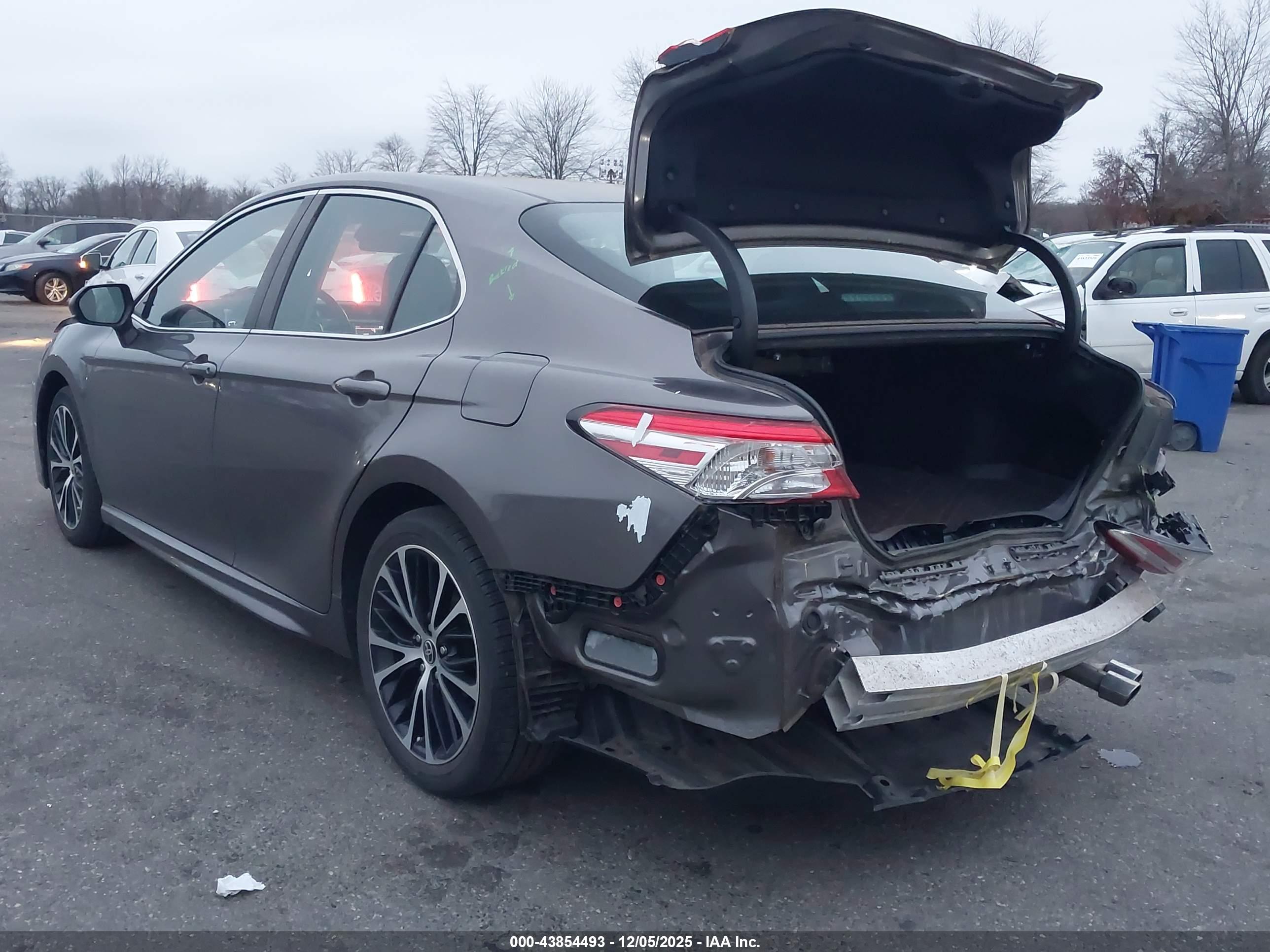 TOYOTA CAMRY image 3