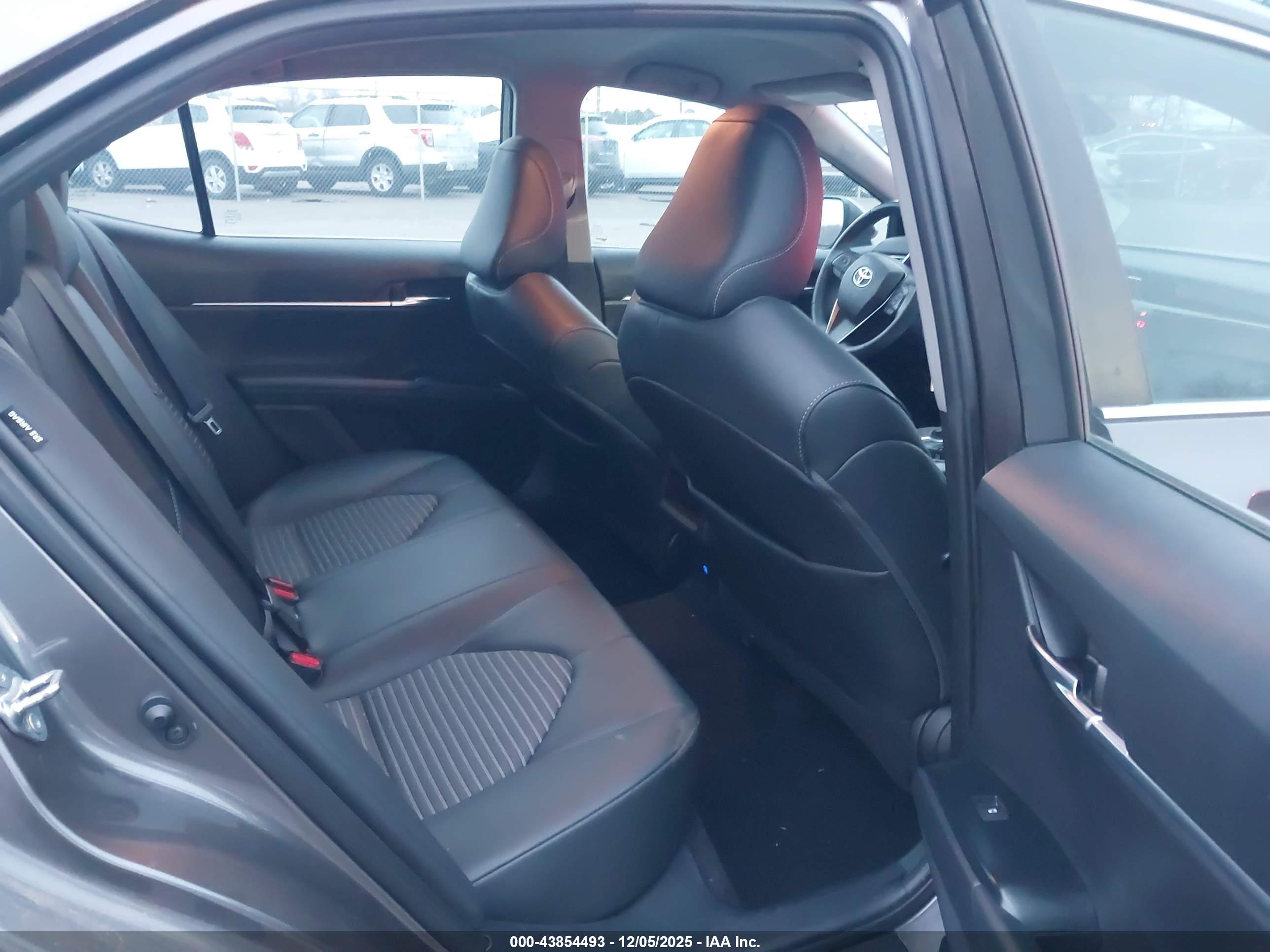 TOYOTA CAMRY image 8