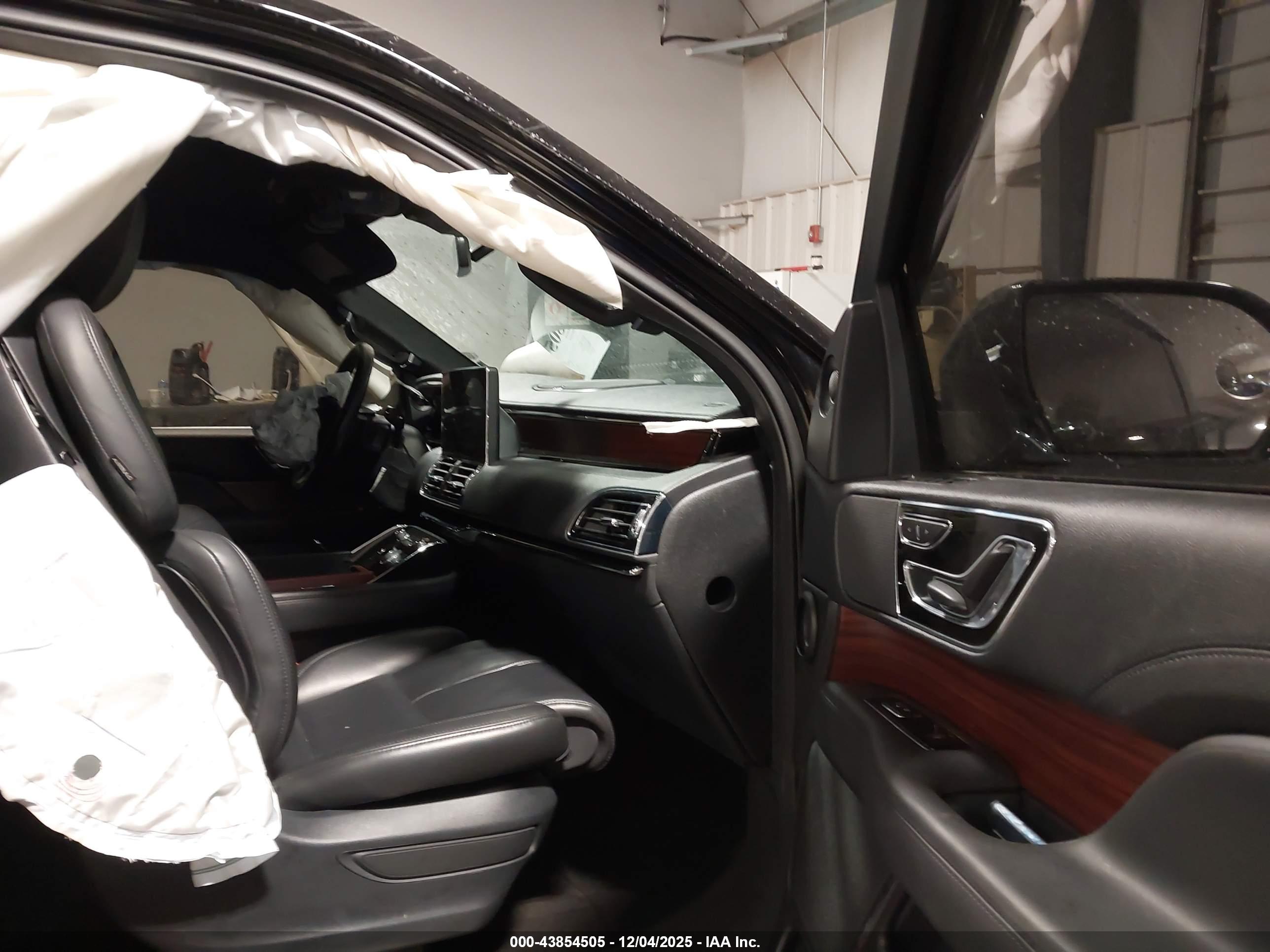 LINCOLN NAVIGATOR image 5