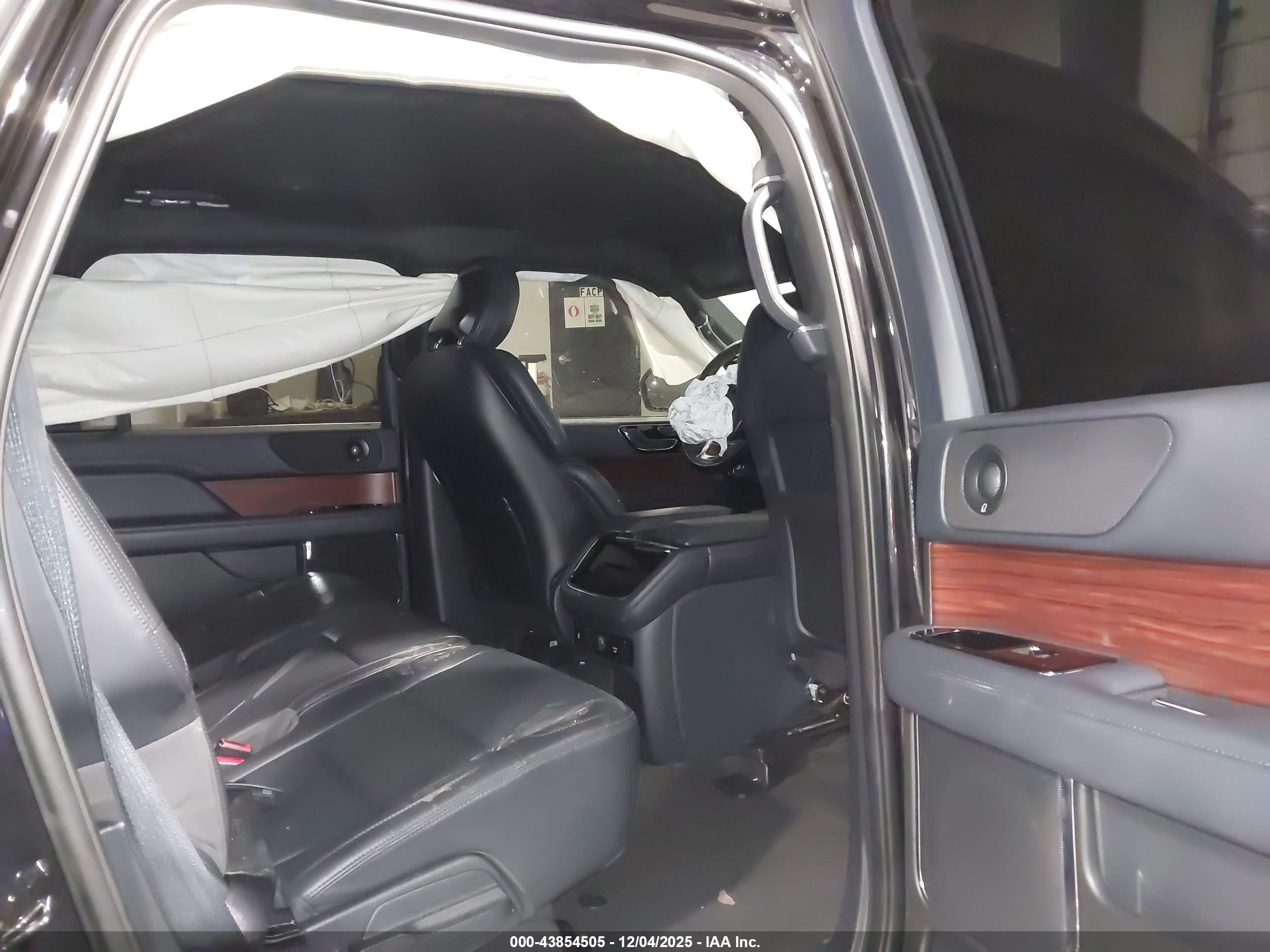 LINCOLN NAVIGATOR image 8