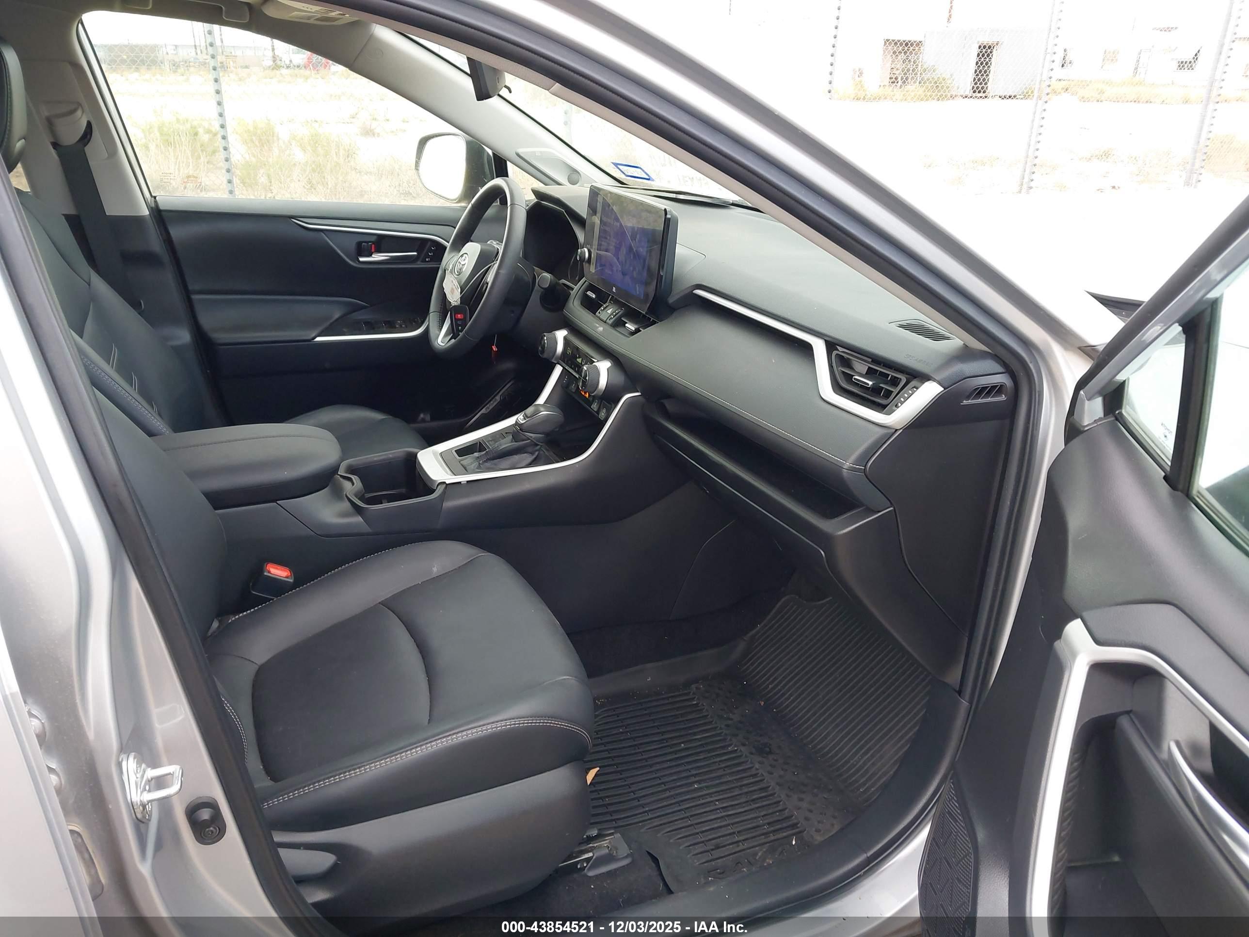 TOYOTA RAV4 image 5