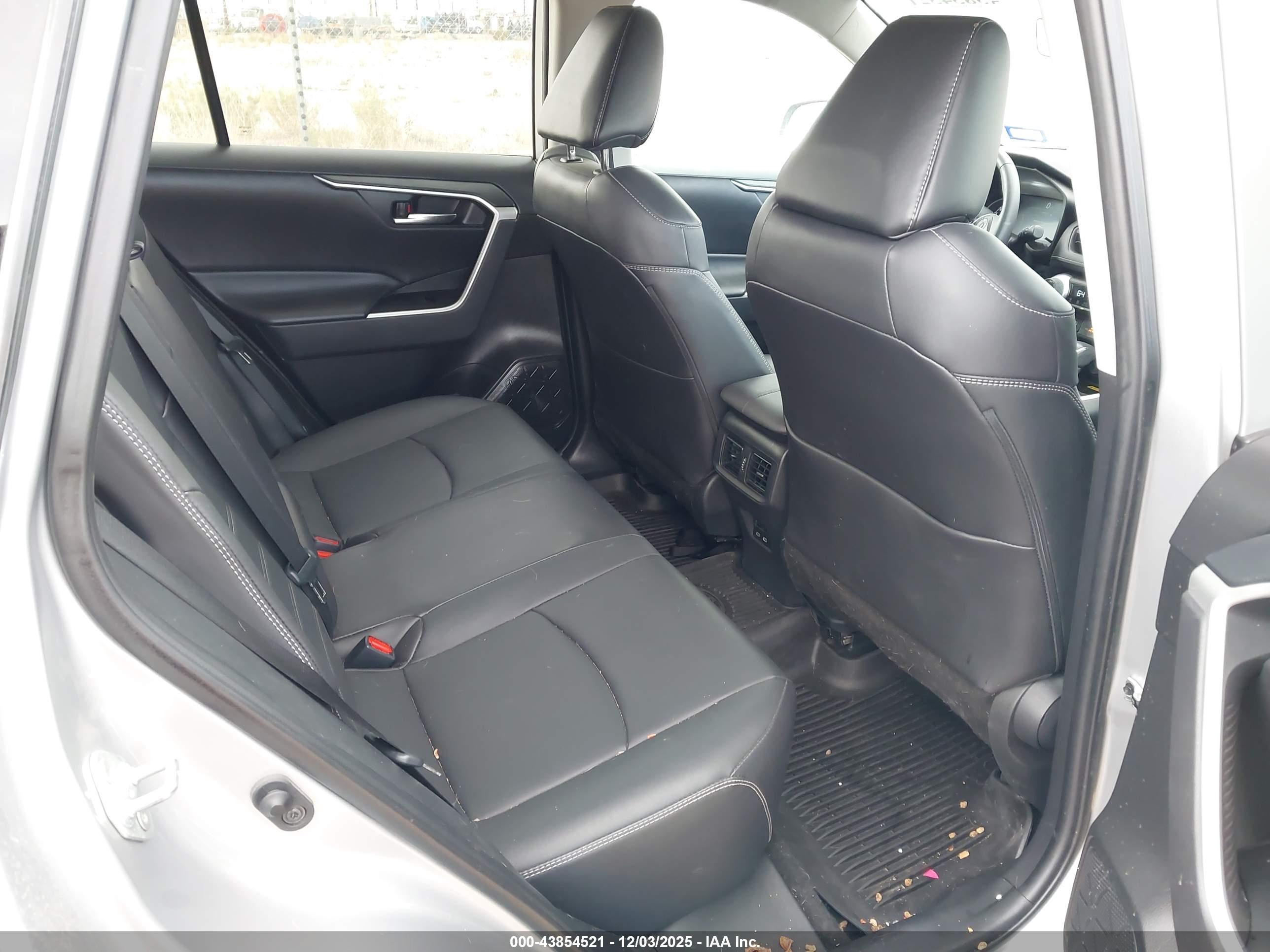 TOYOTA RAV4 image 8