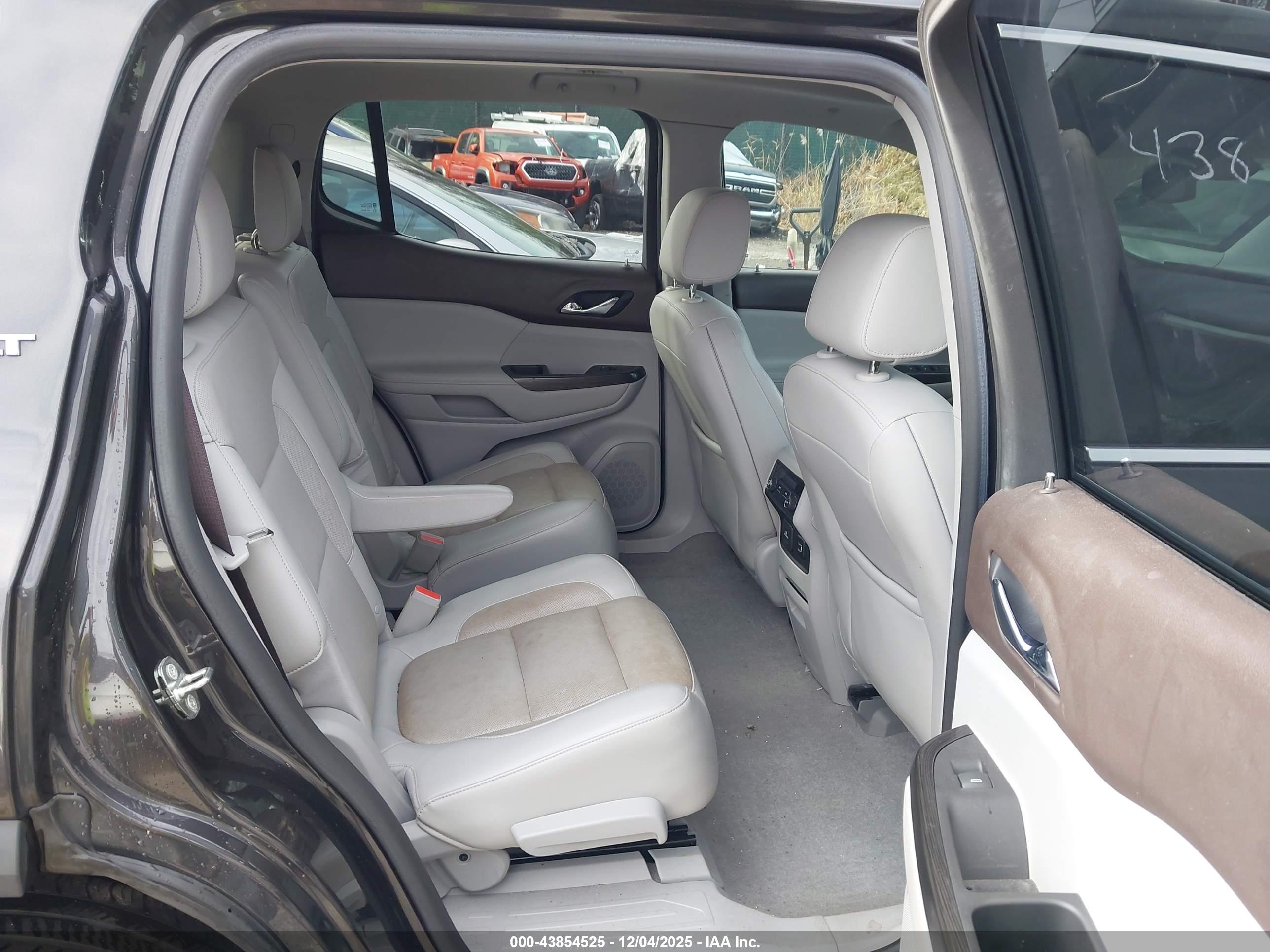 GMC ACADIA image 8