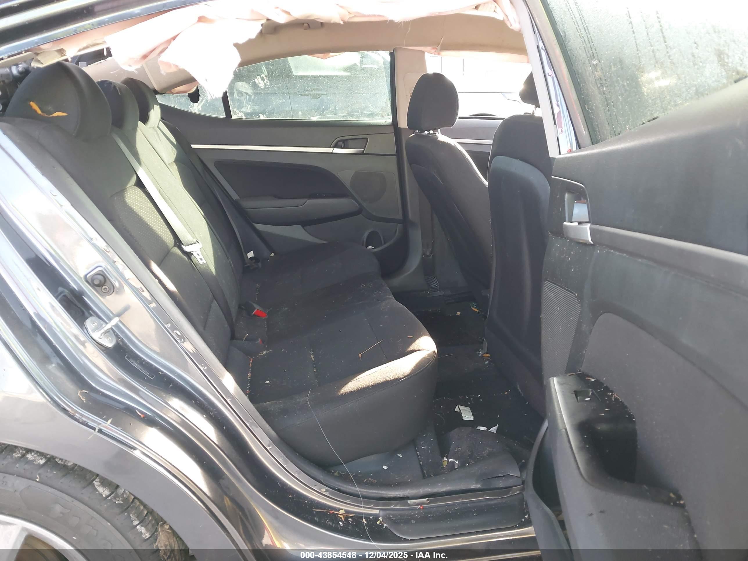 HYUNDAI ELANTRA image 8