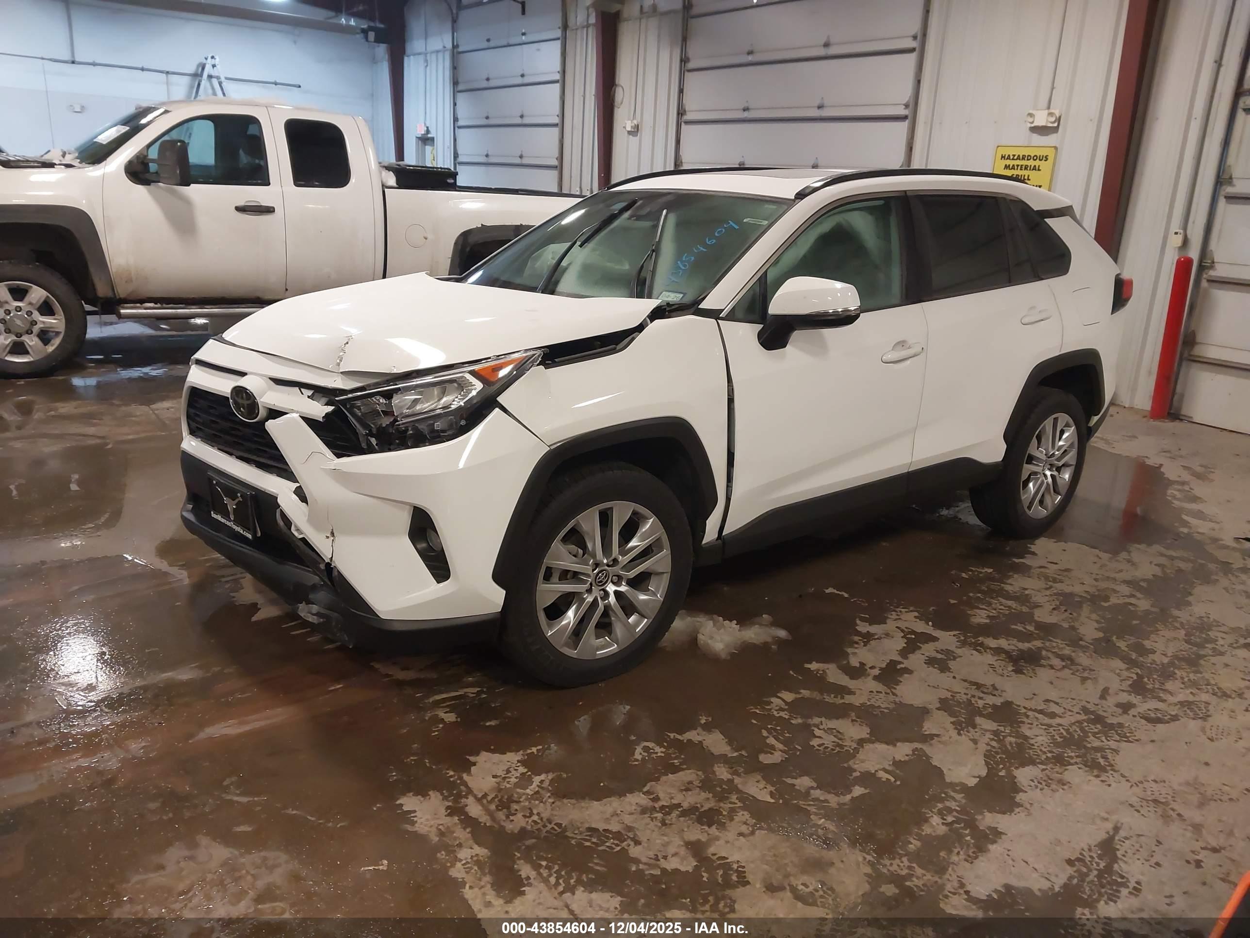 TOYOTA RAV4 image 2