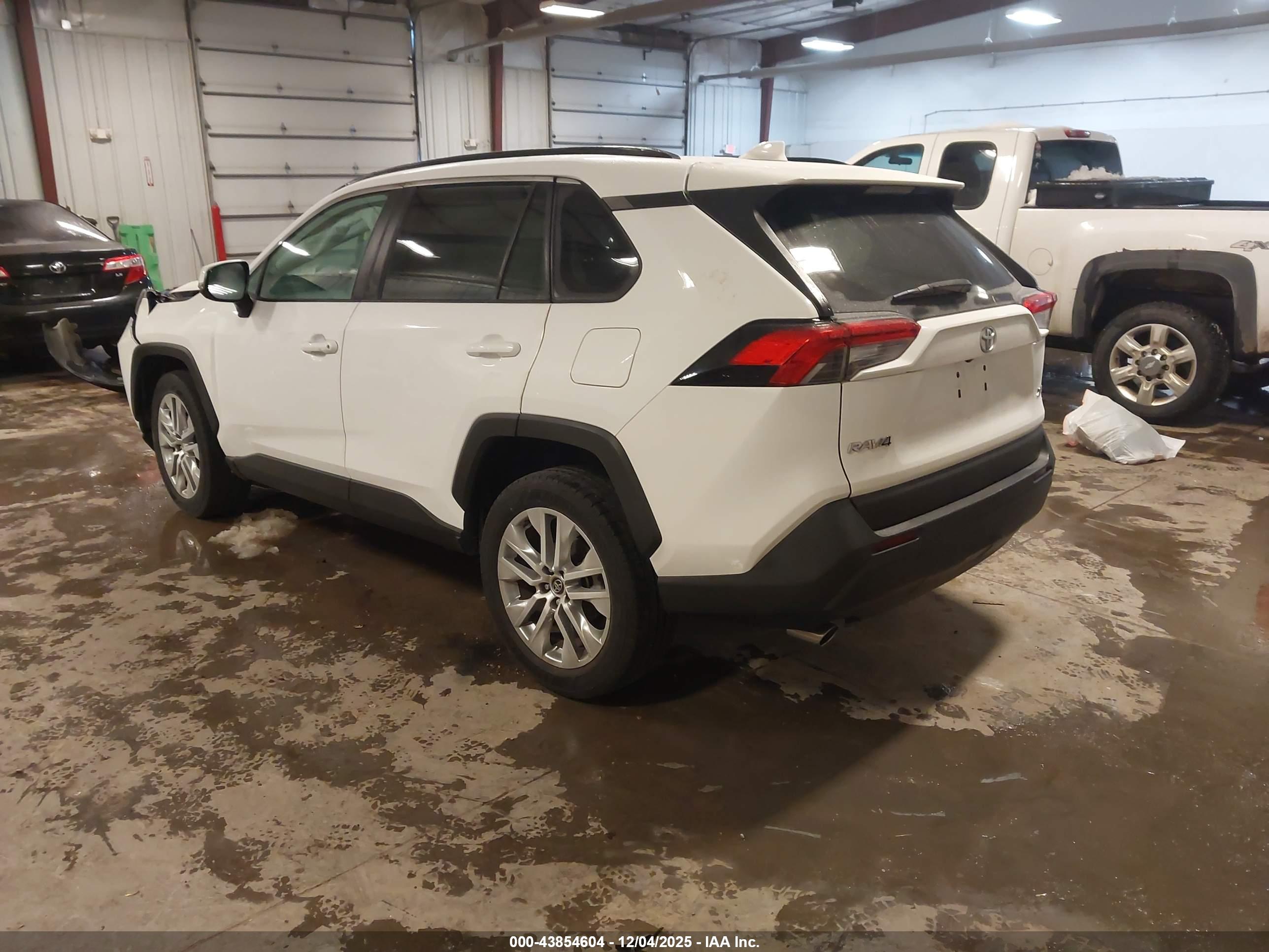 TOYOTA RAV4 image 3