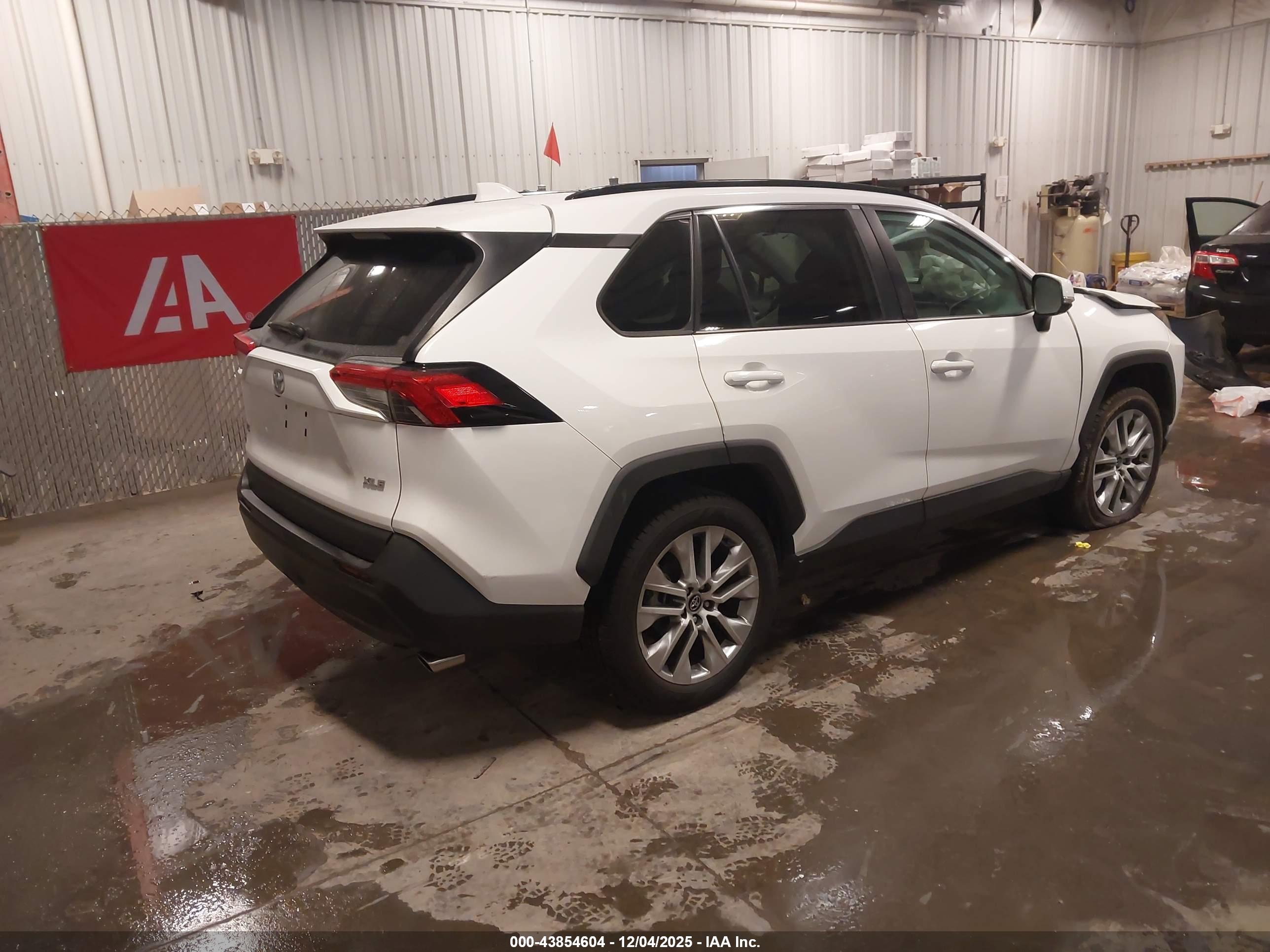 TOYOTA RAV4 image 4