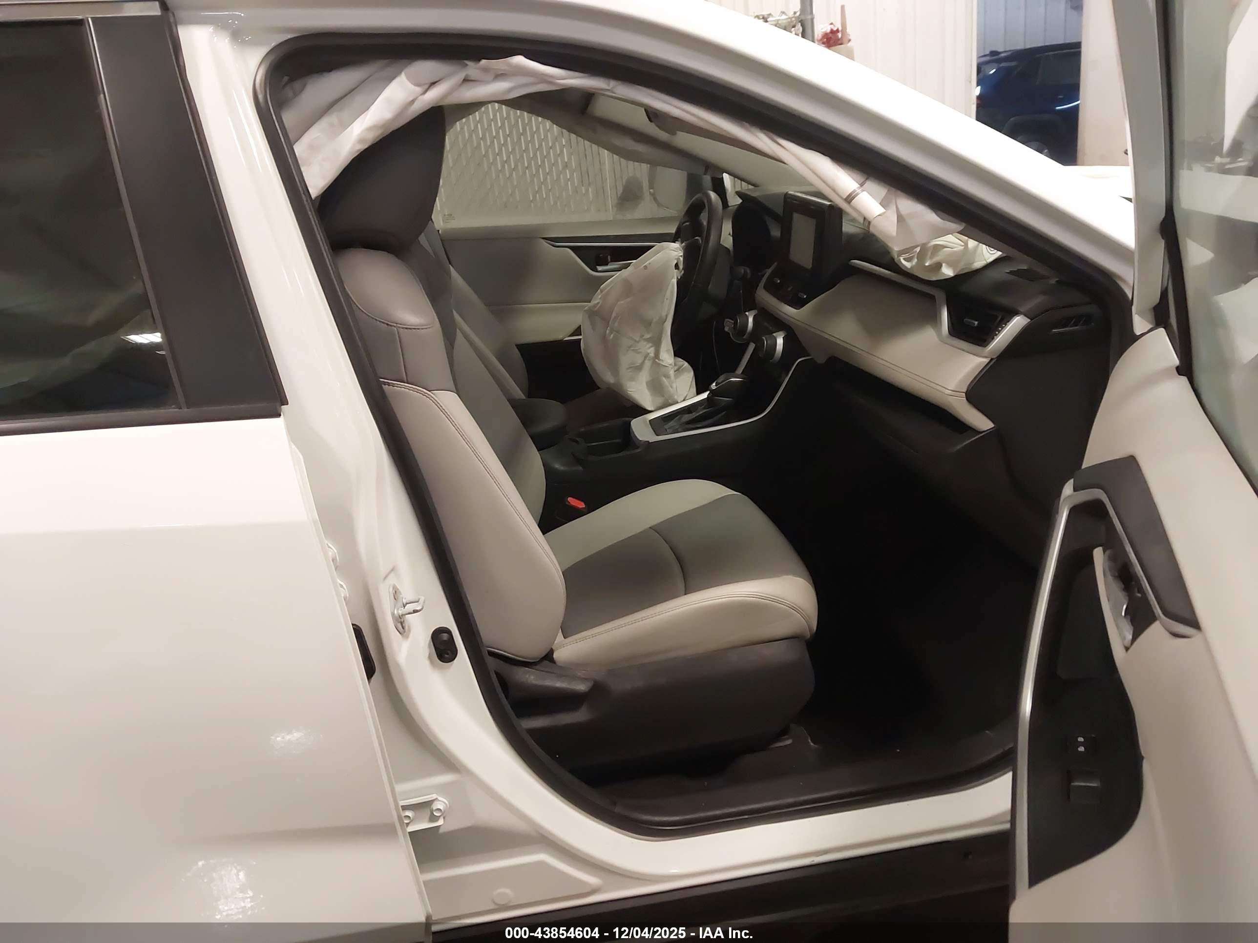 TOYOTA RAV4 image 5