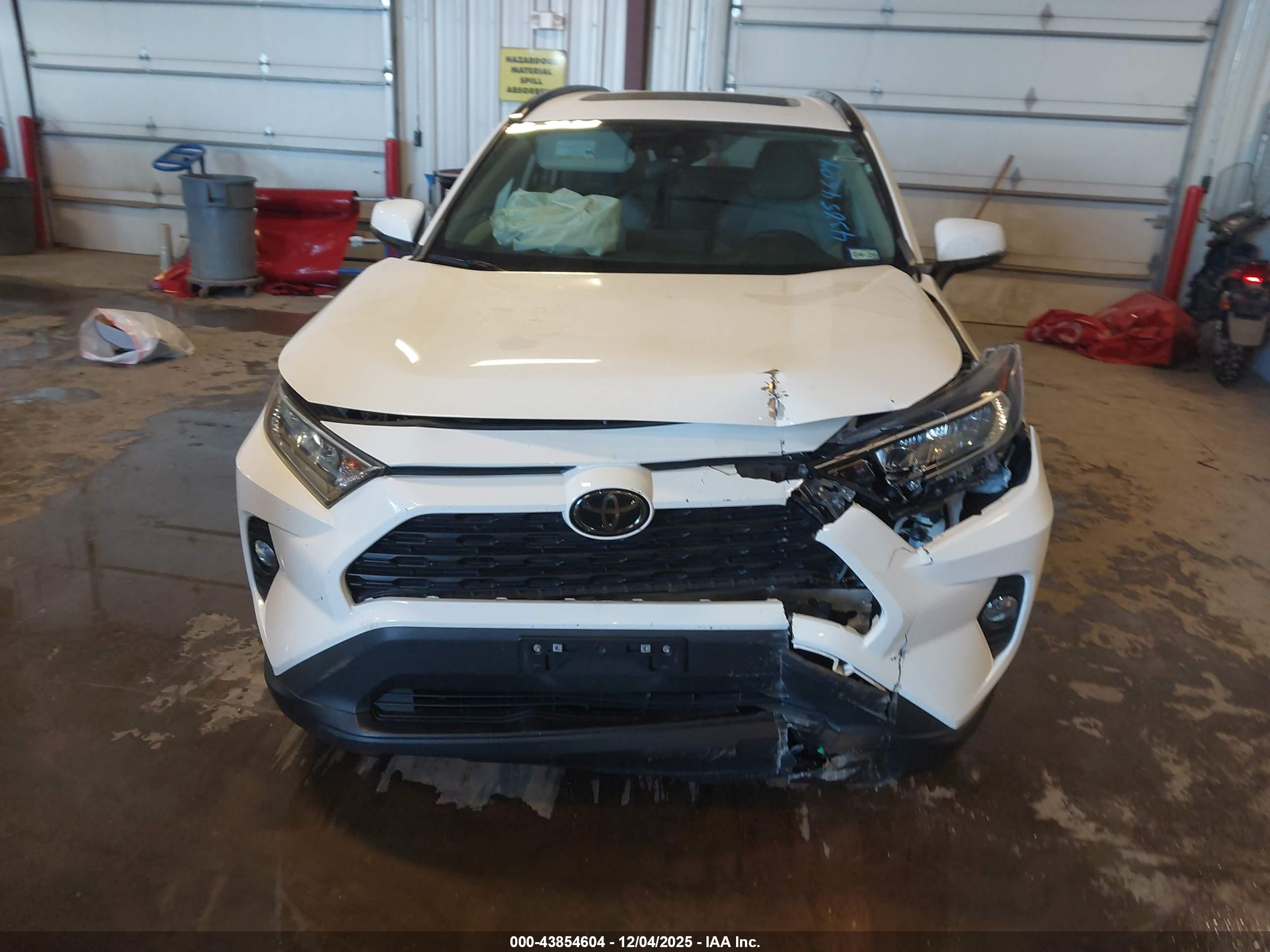 TOYOTA RAV4 image 6