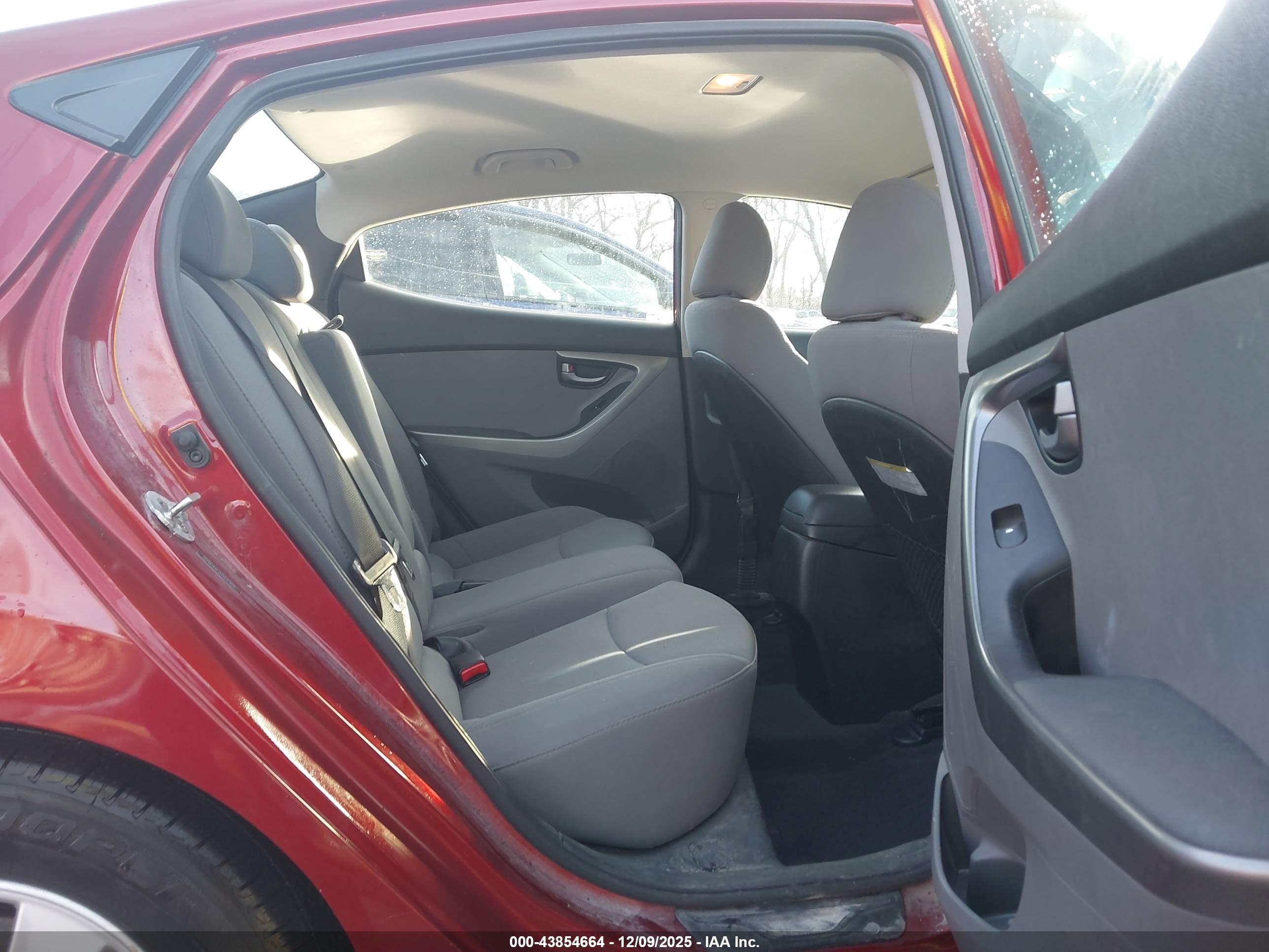 HYUNDAI ELANTRA image 8
