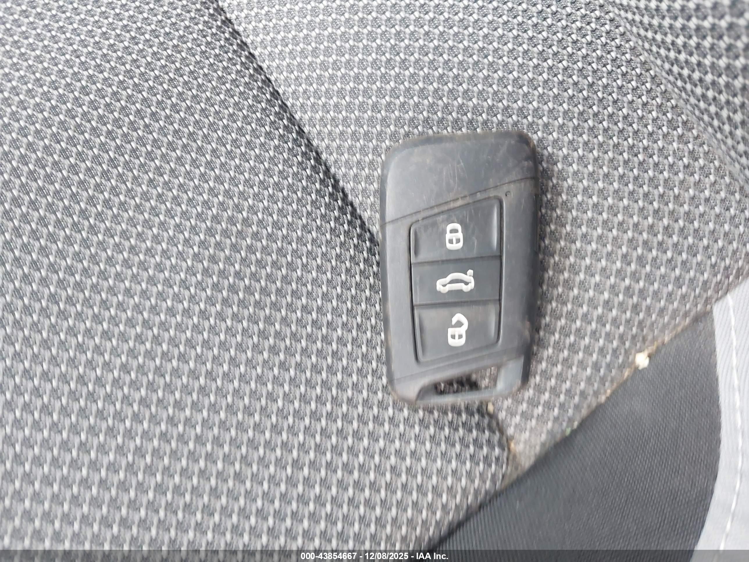 VOLKSWAGEN TAOS image 11