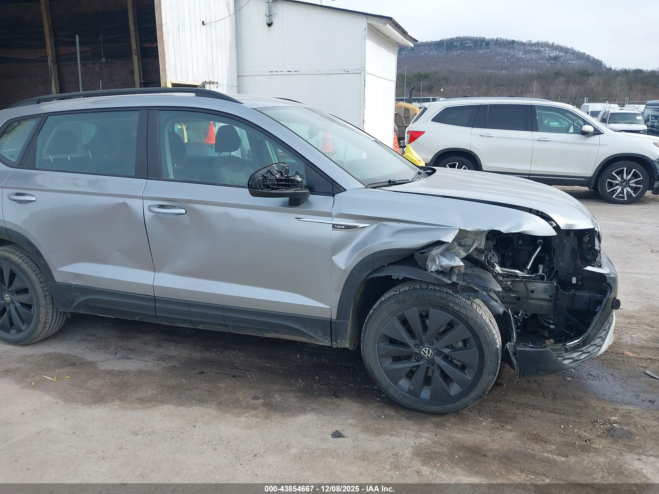 VOLKSWAGEN TAOS image 6