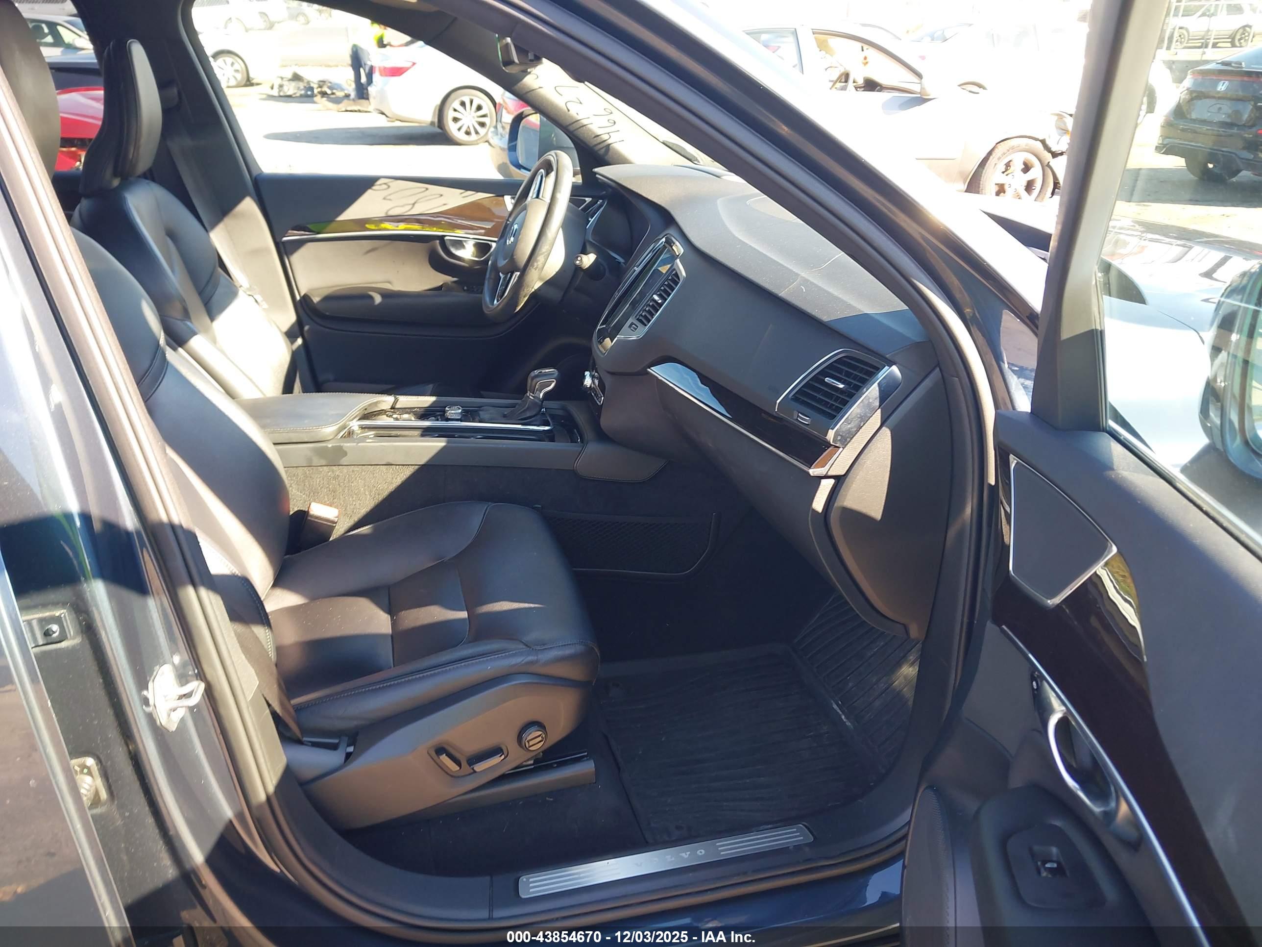 VOLVO XC90 image 5
