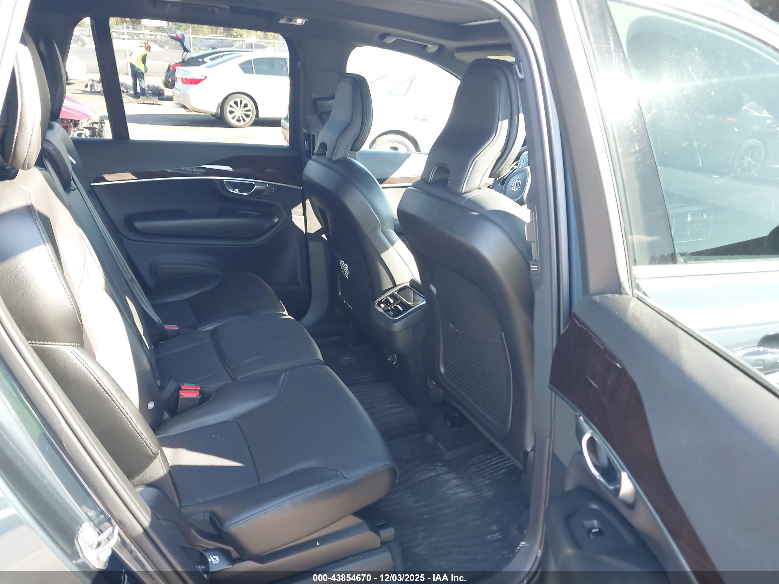 VOLVO XC90 image 8