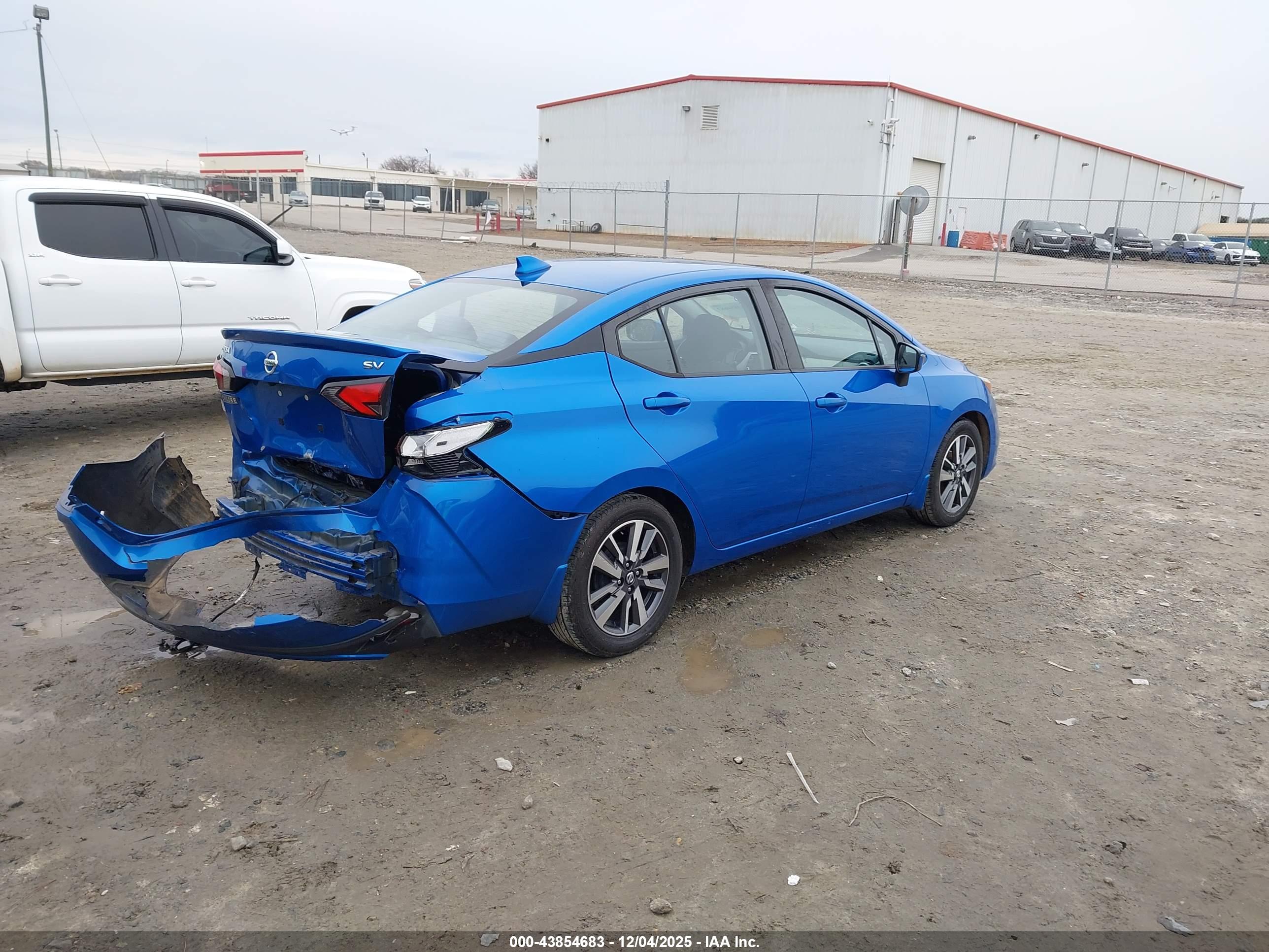 NISSAN VERSA image 4