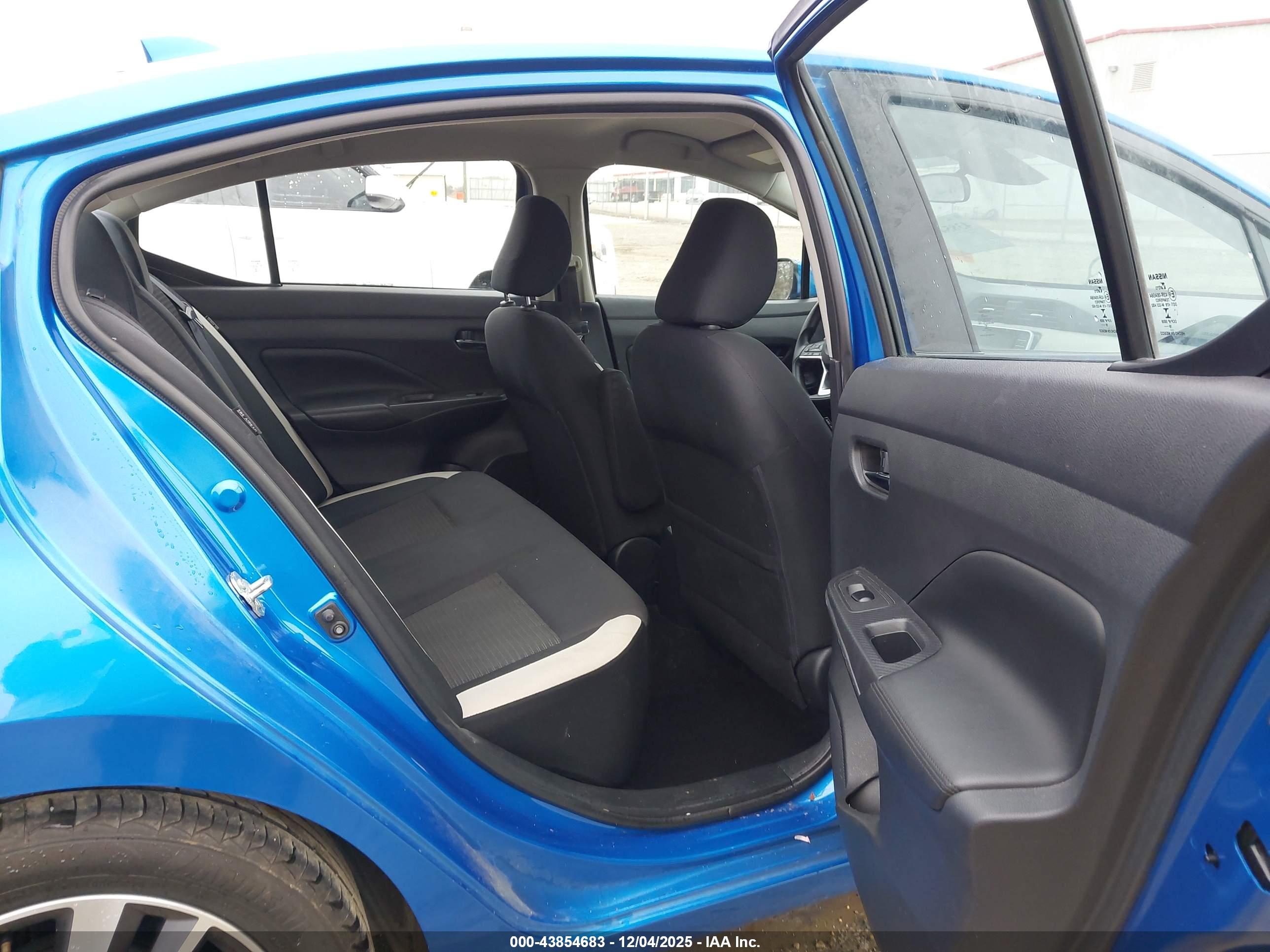 NISSAN VERSA image 8