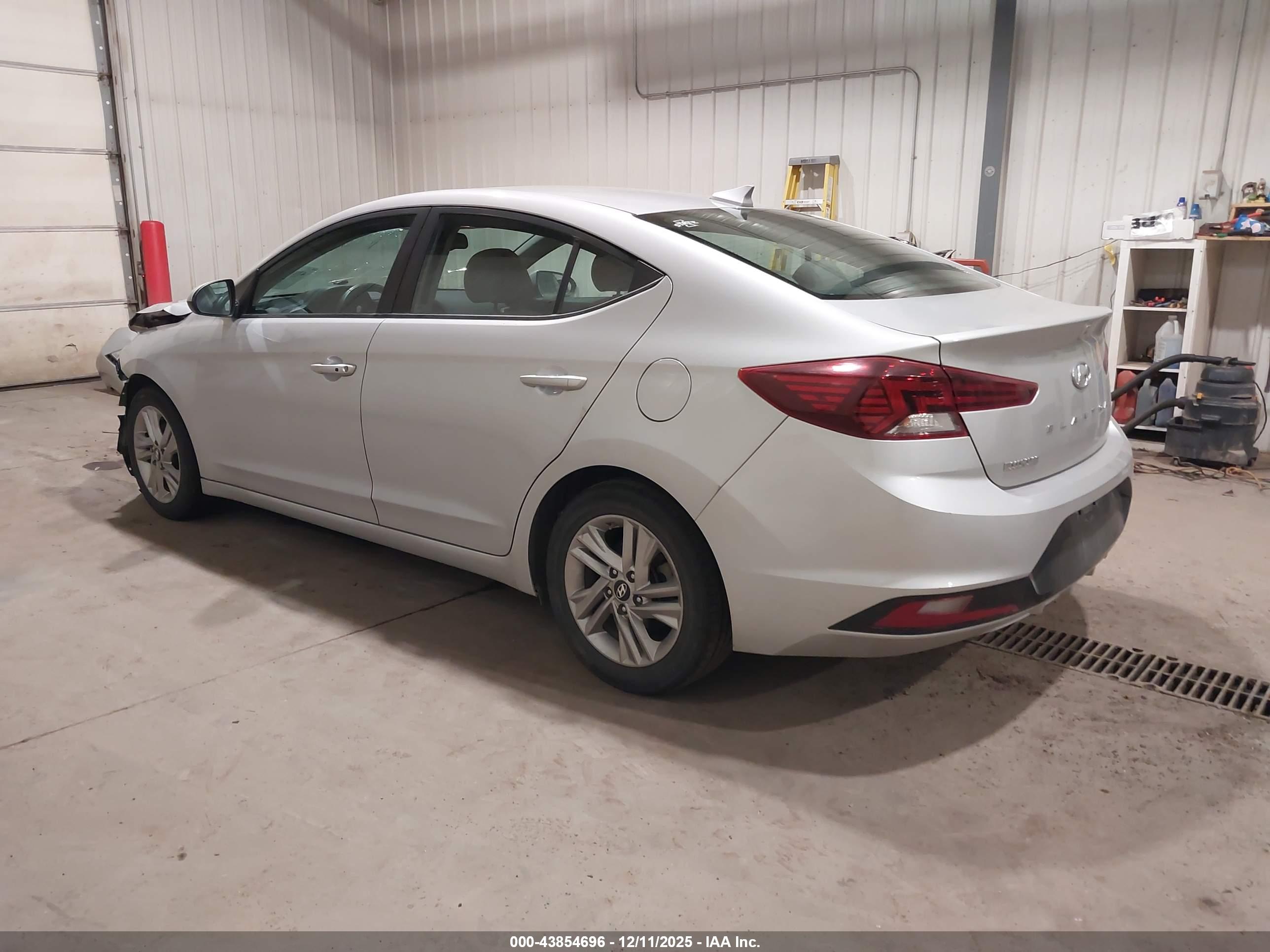 HYUNDAI ELANTRA image 3