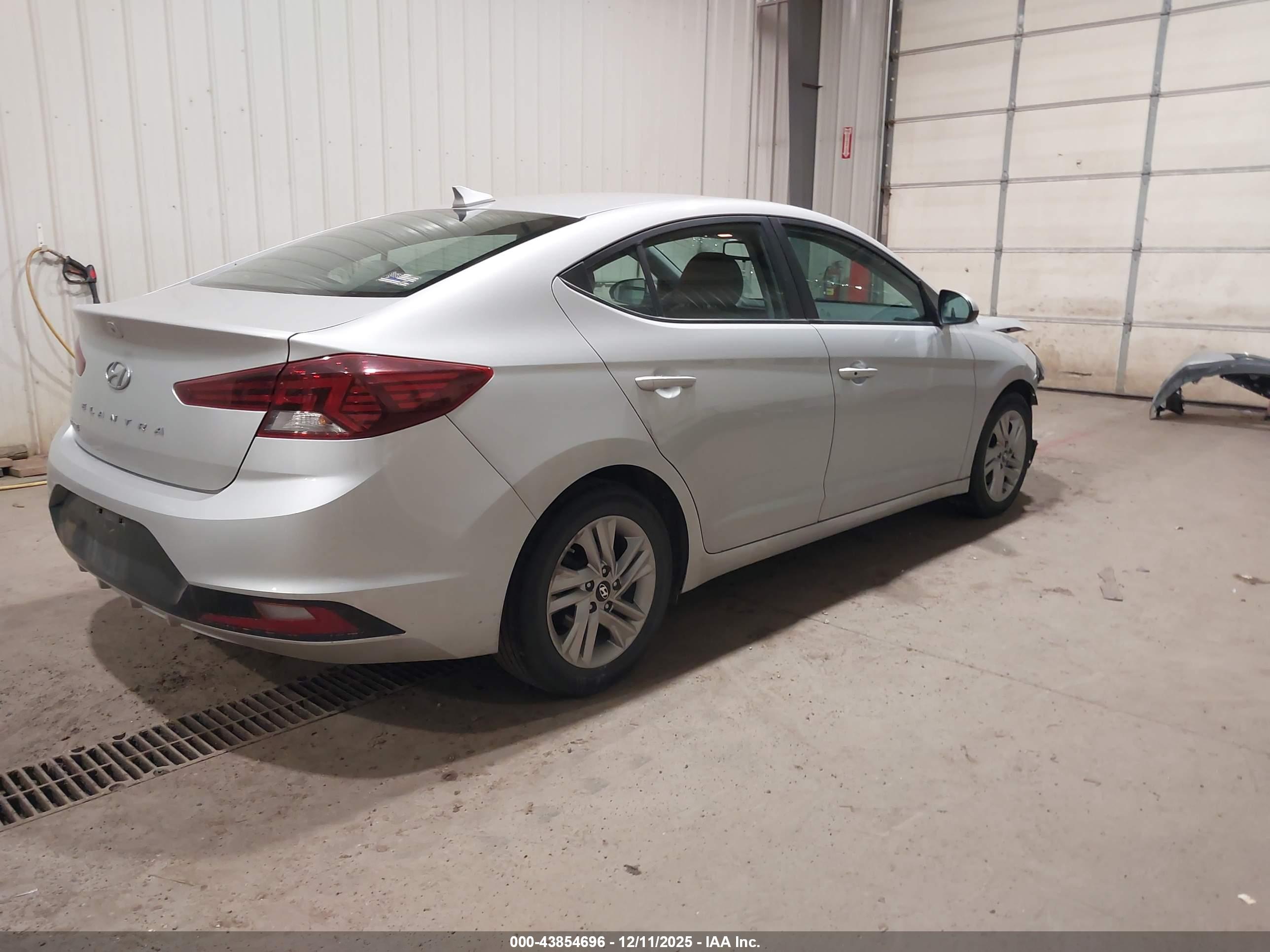 HYUNDAI ELANTRA image 4
