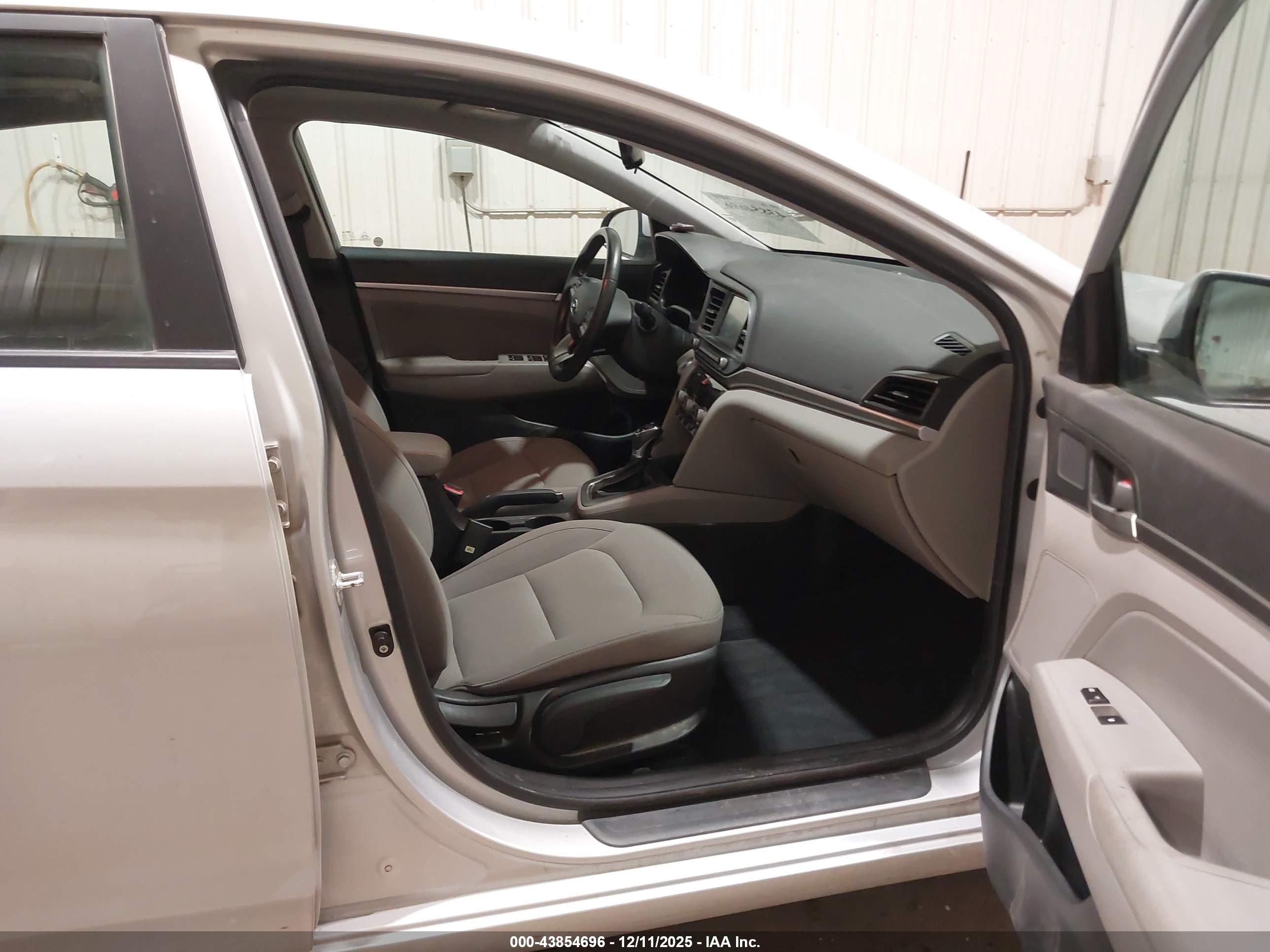 HYUNDAI ELANTRA image 5