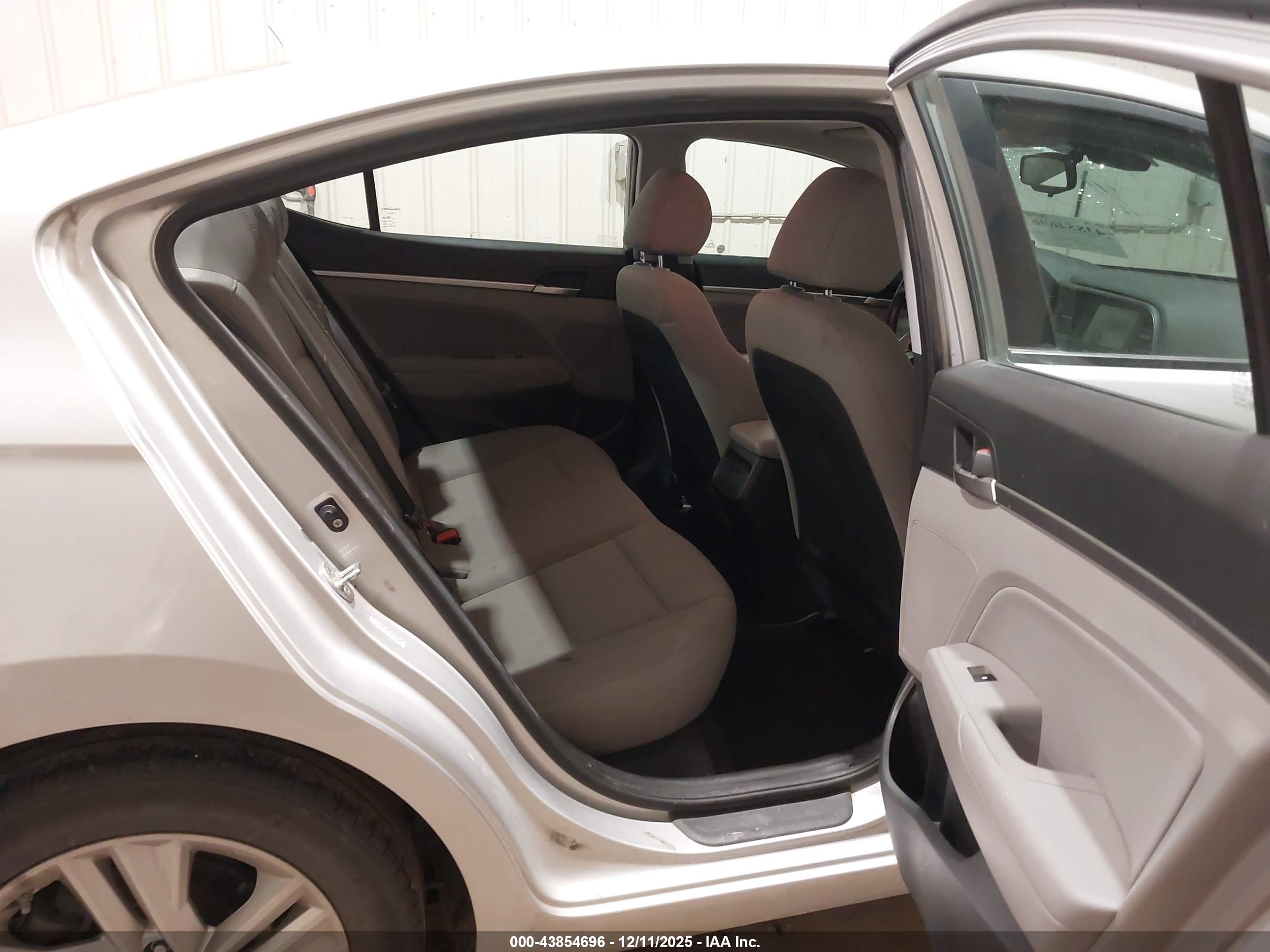 HYUNDAI ELANTRA image 8