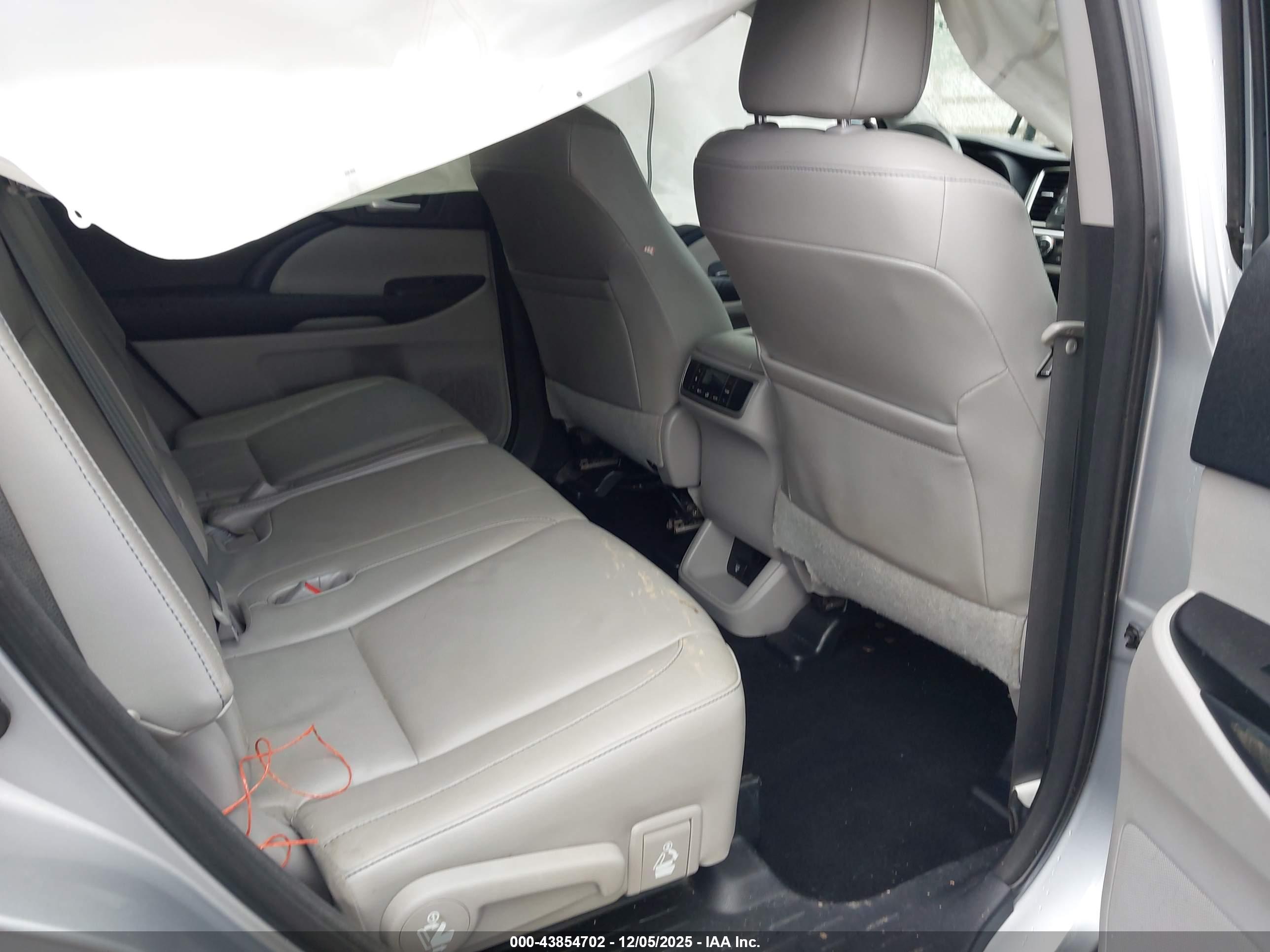 TOYOTA HIGHLANDER image 8