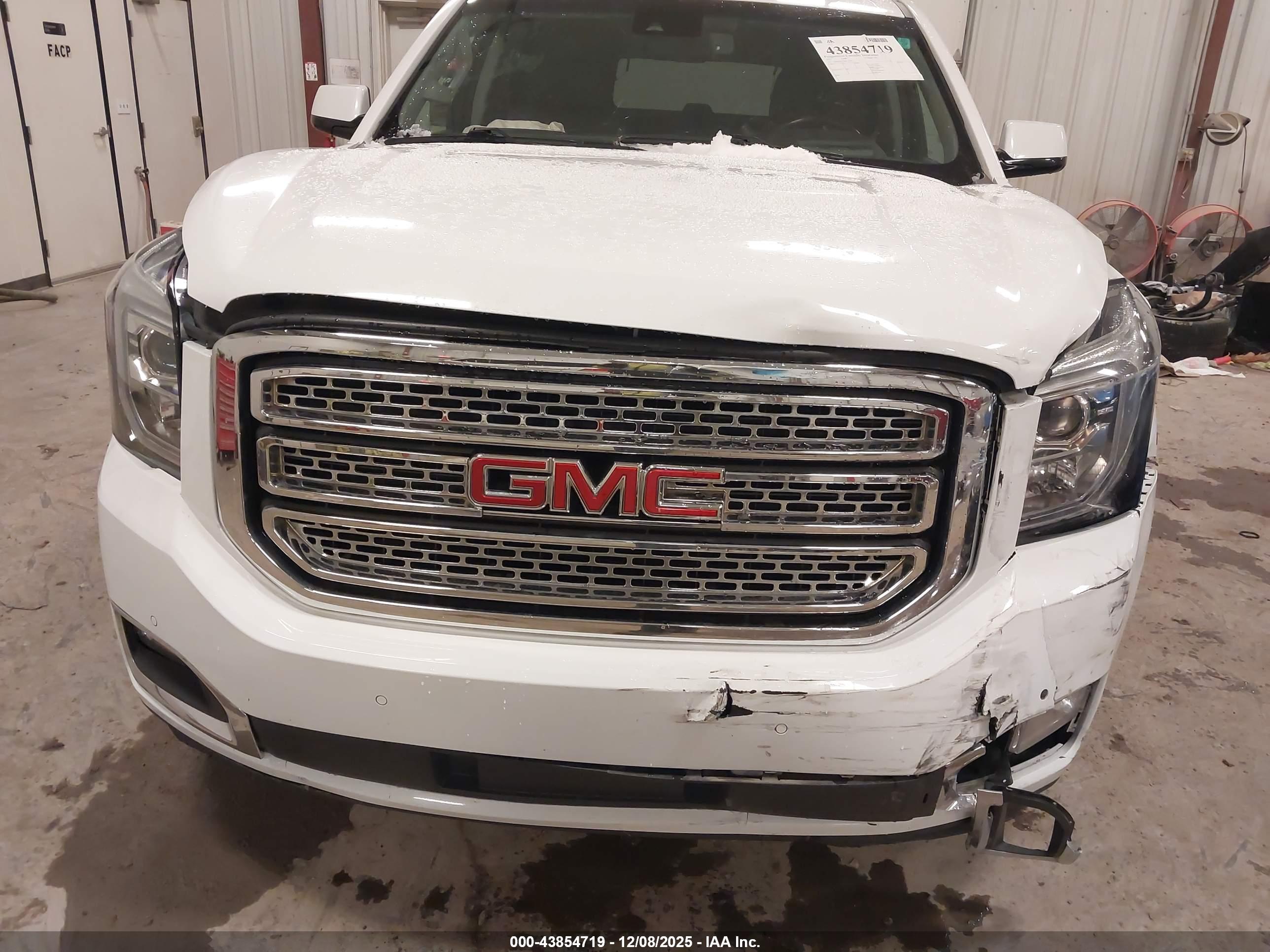 GMC YUKON image 6