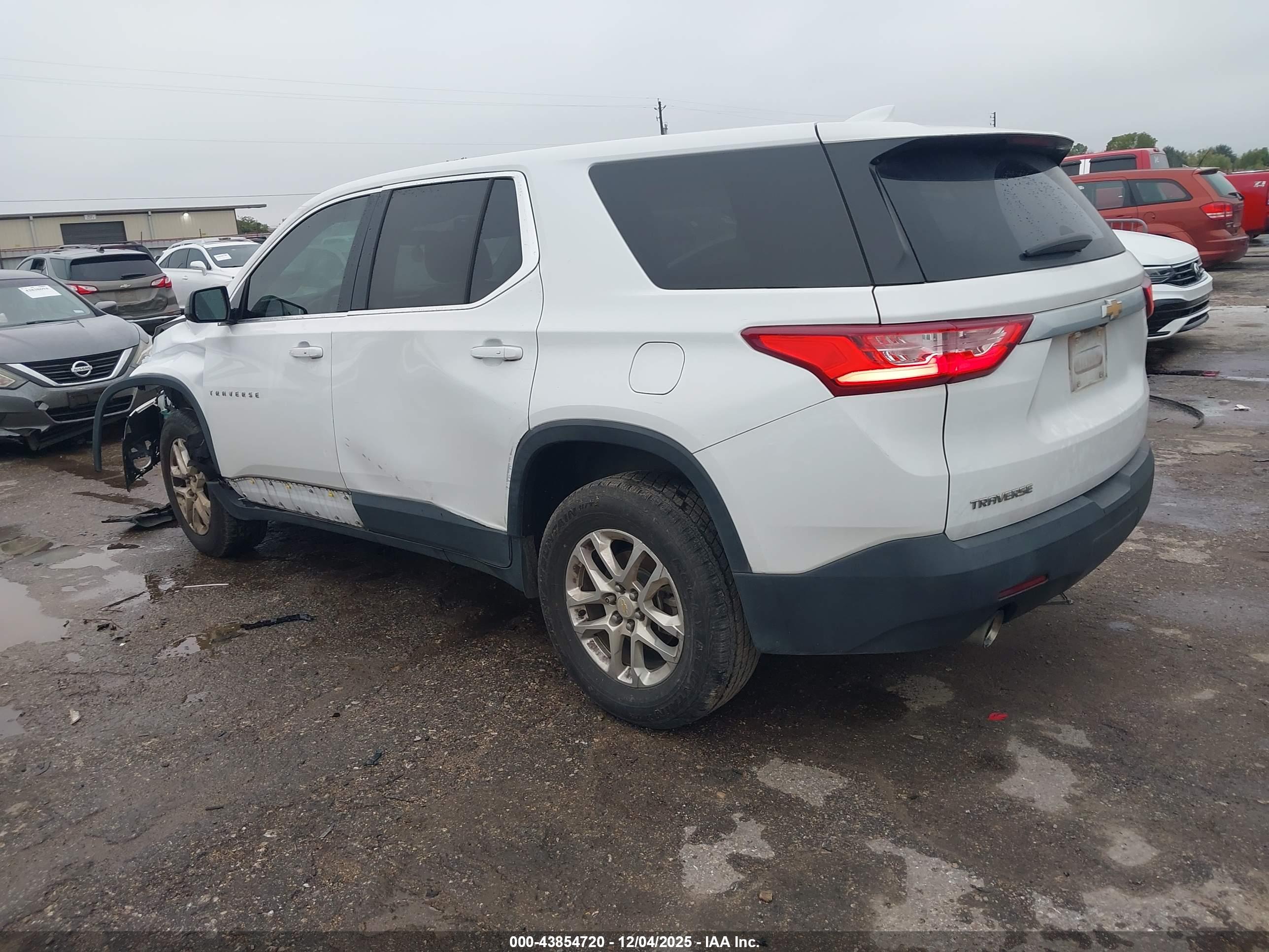 CHEVROLET TRAVERSE image 3
