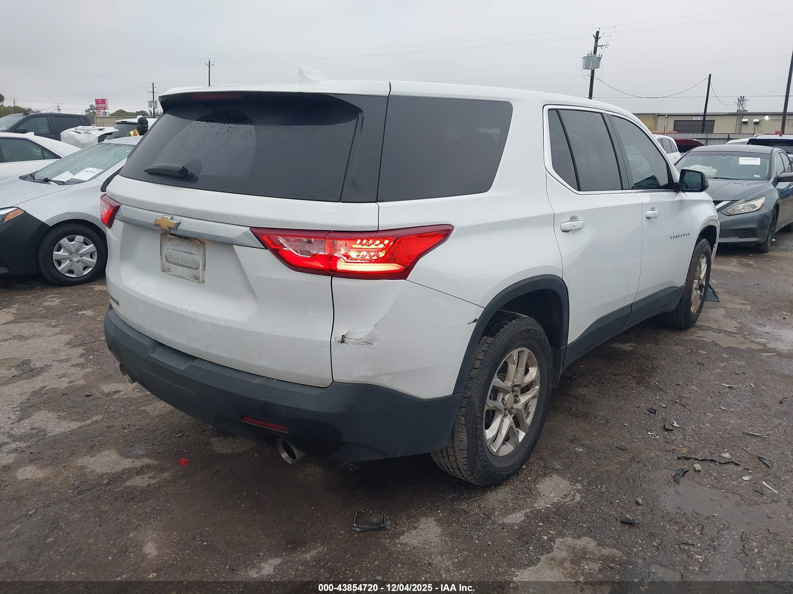 CHEVROLET TRAVERSE image 4