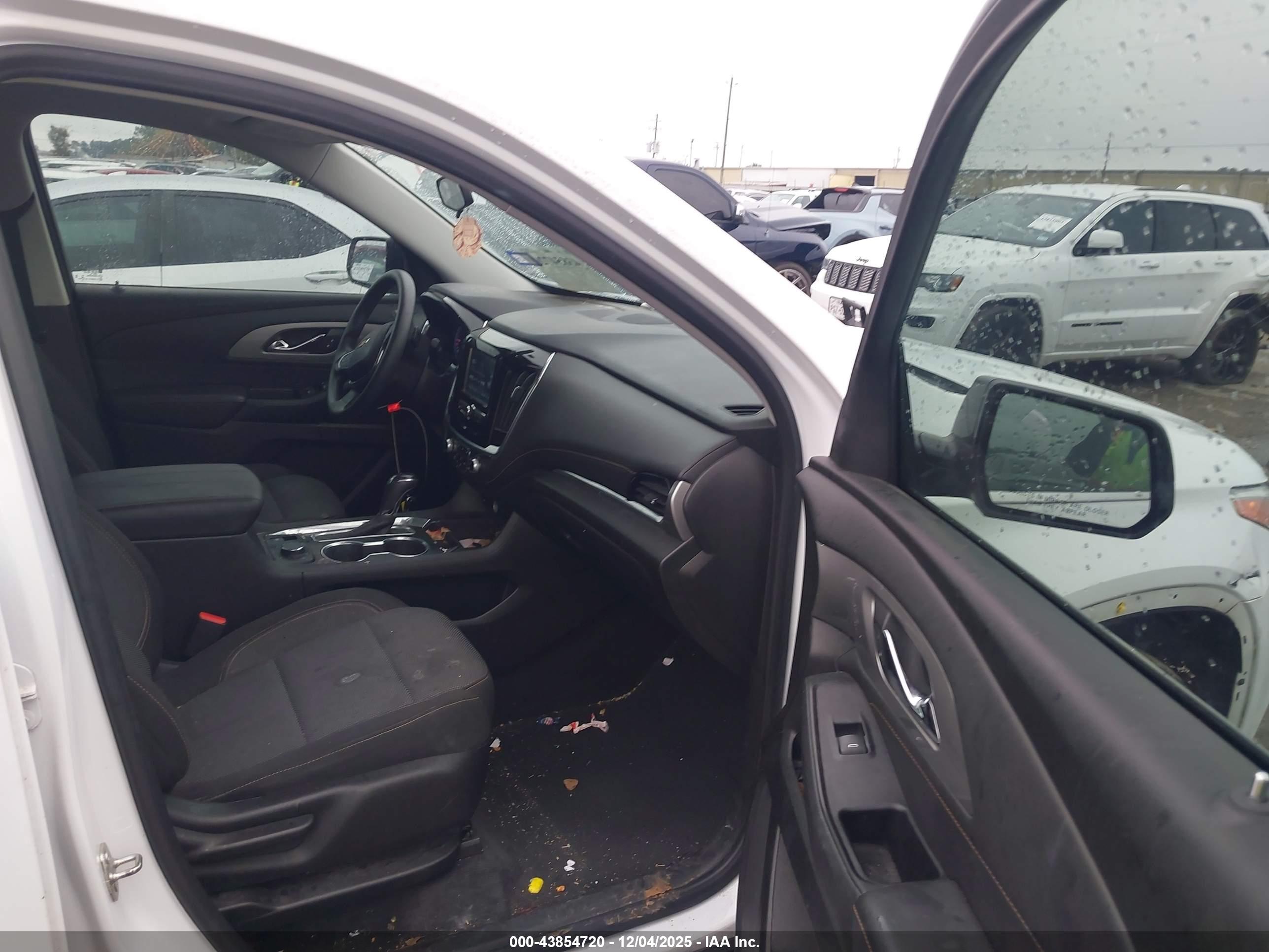 CHEVROLET TRAVERSE image 5