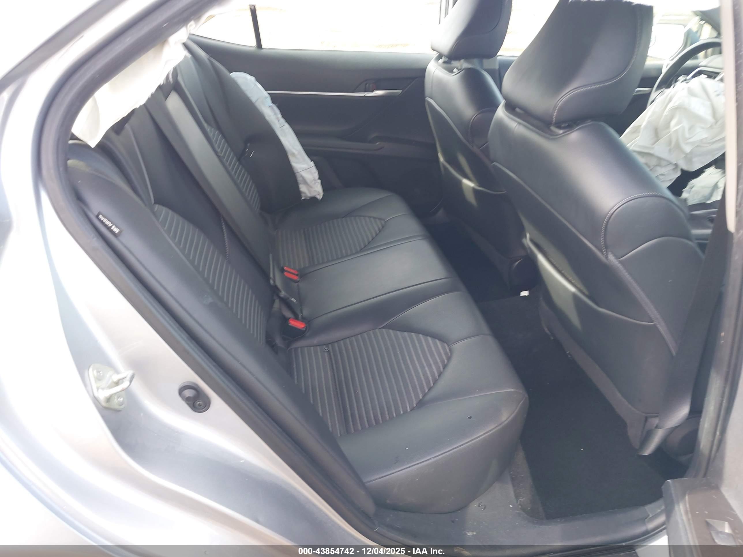 TOYOTA CAMRY image 8