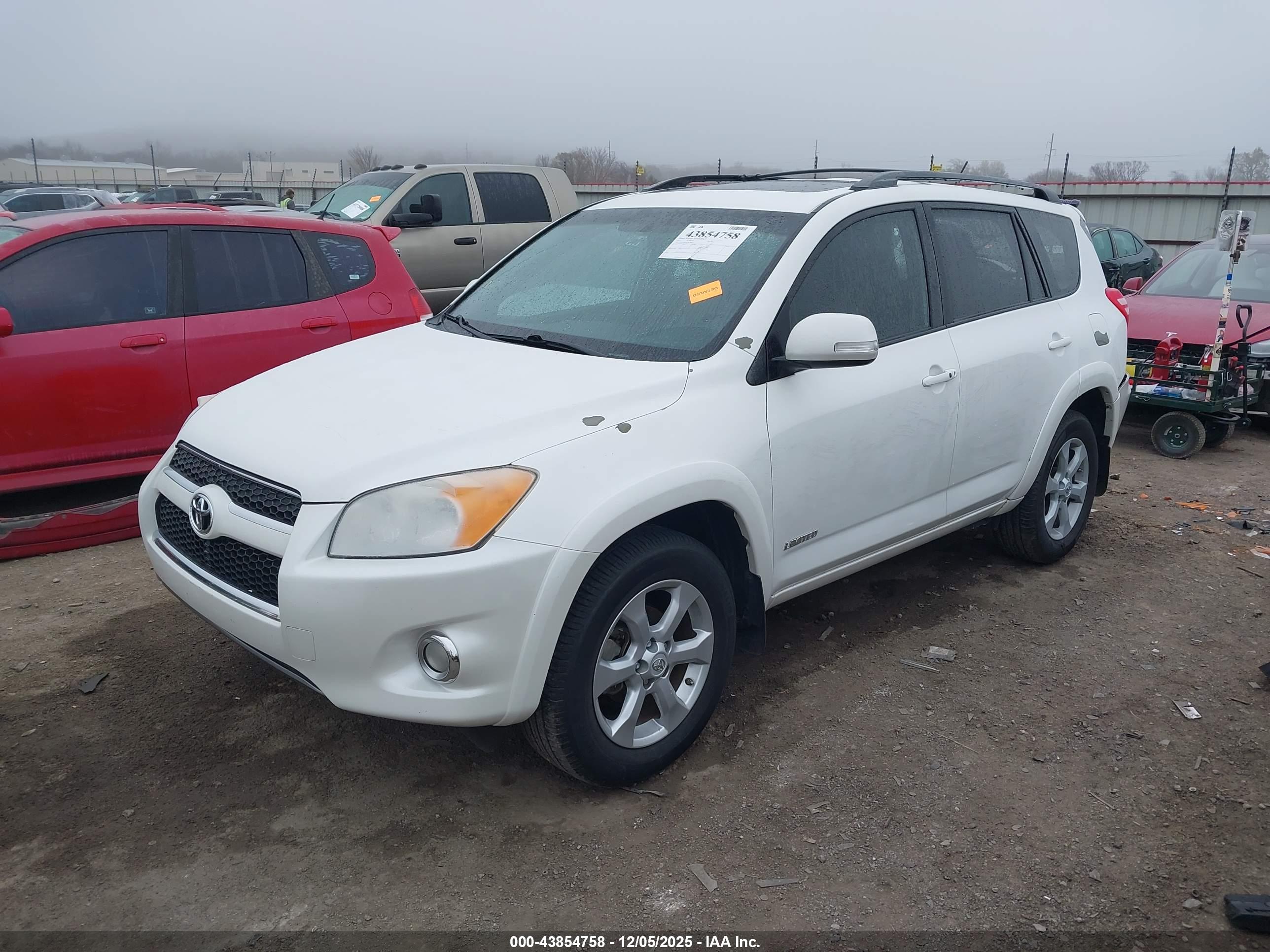TOYOTA RAV4 image 2