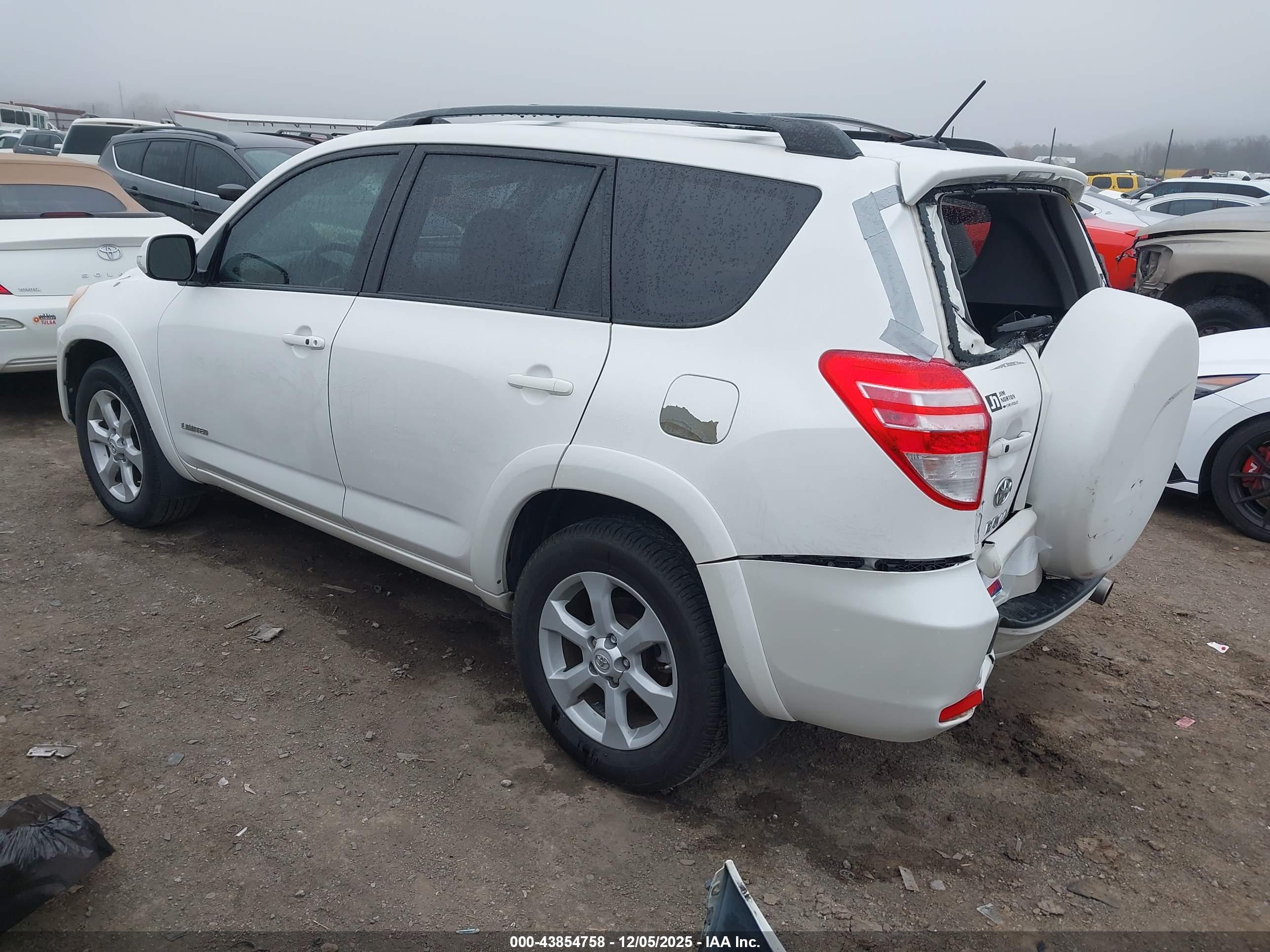 TOYOTA RAV4 image 3