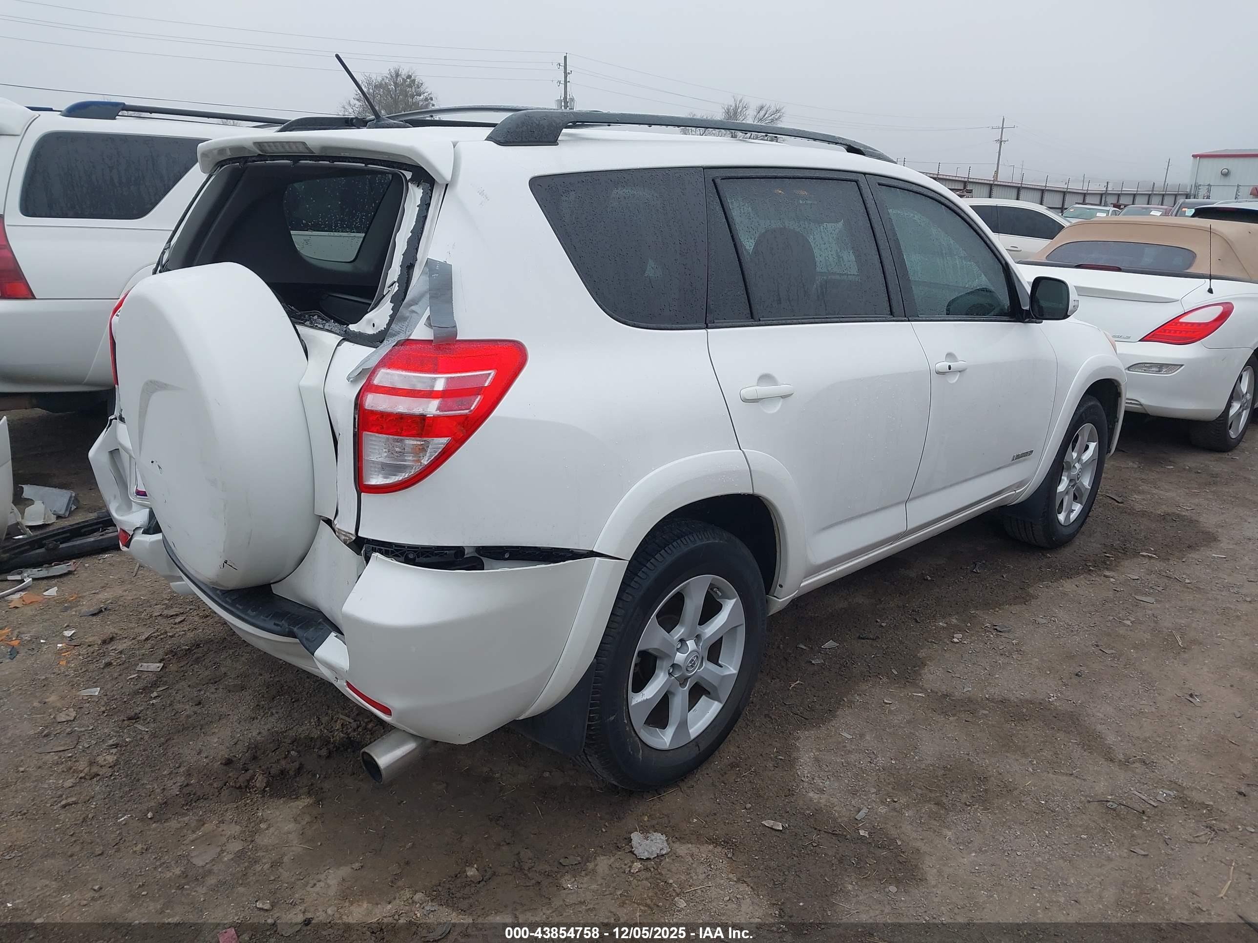 TOYOTA RAV4 image 4