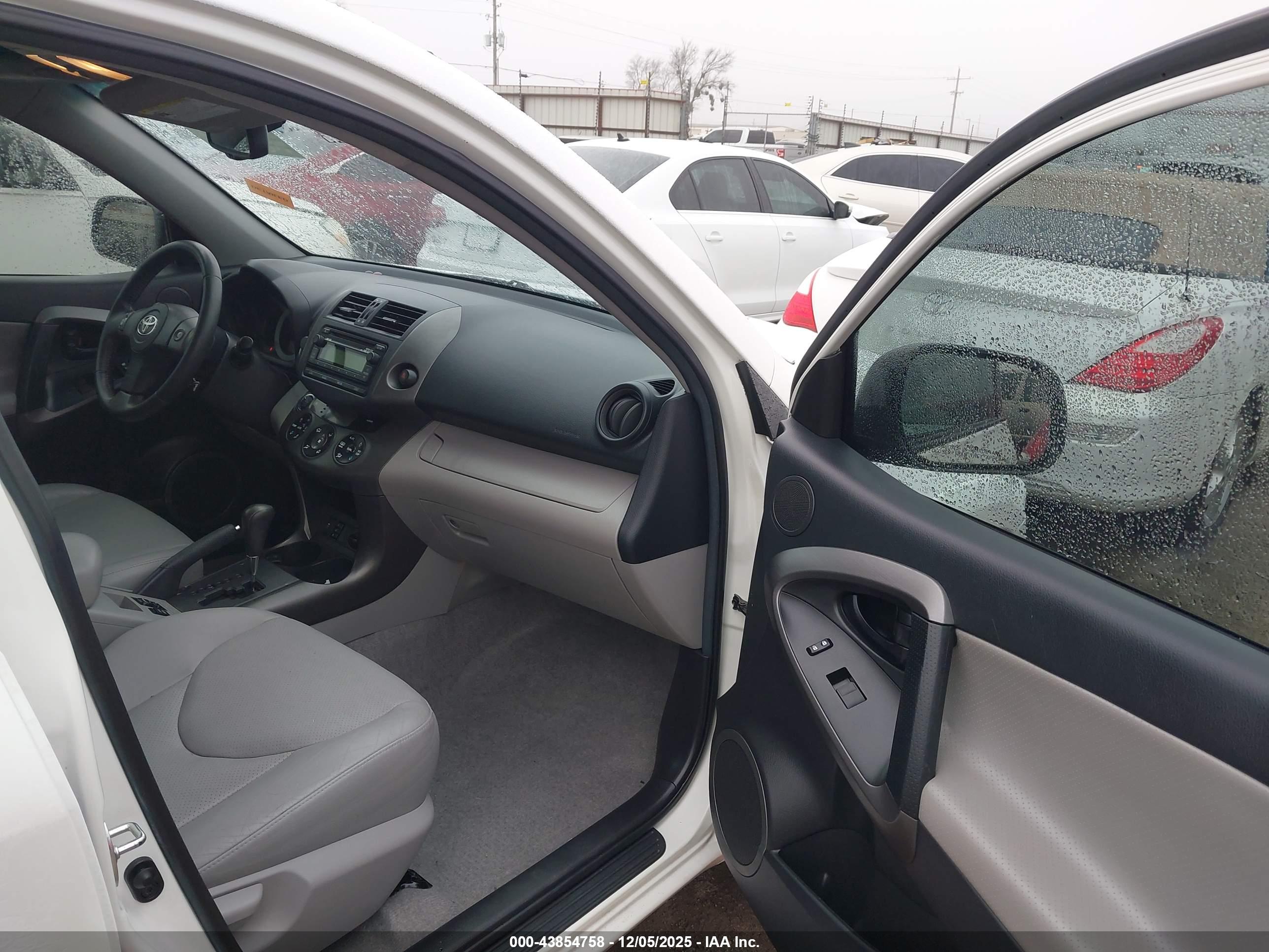 TOYOTA RAV4 image 5