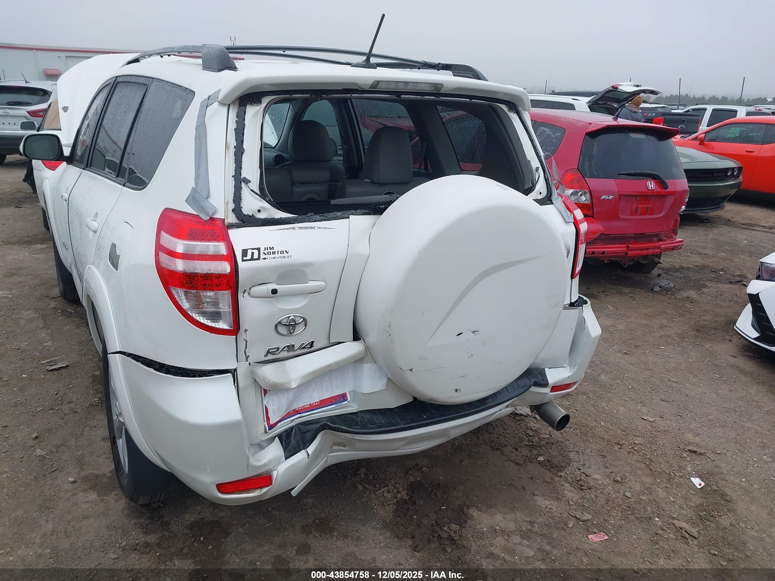 TOYOTA RAV4 image 6