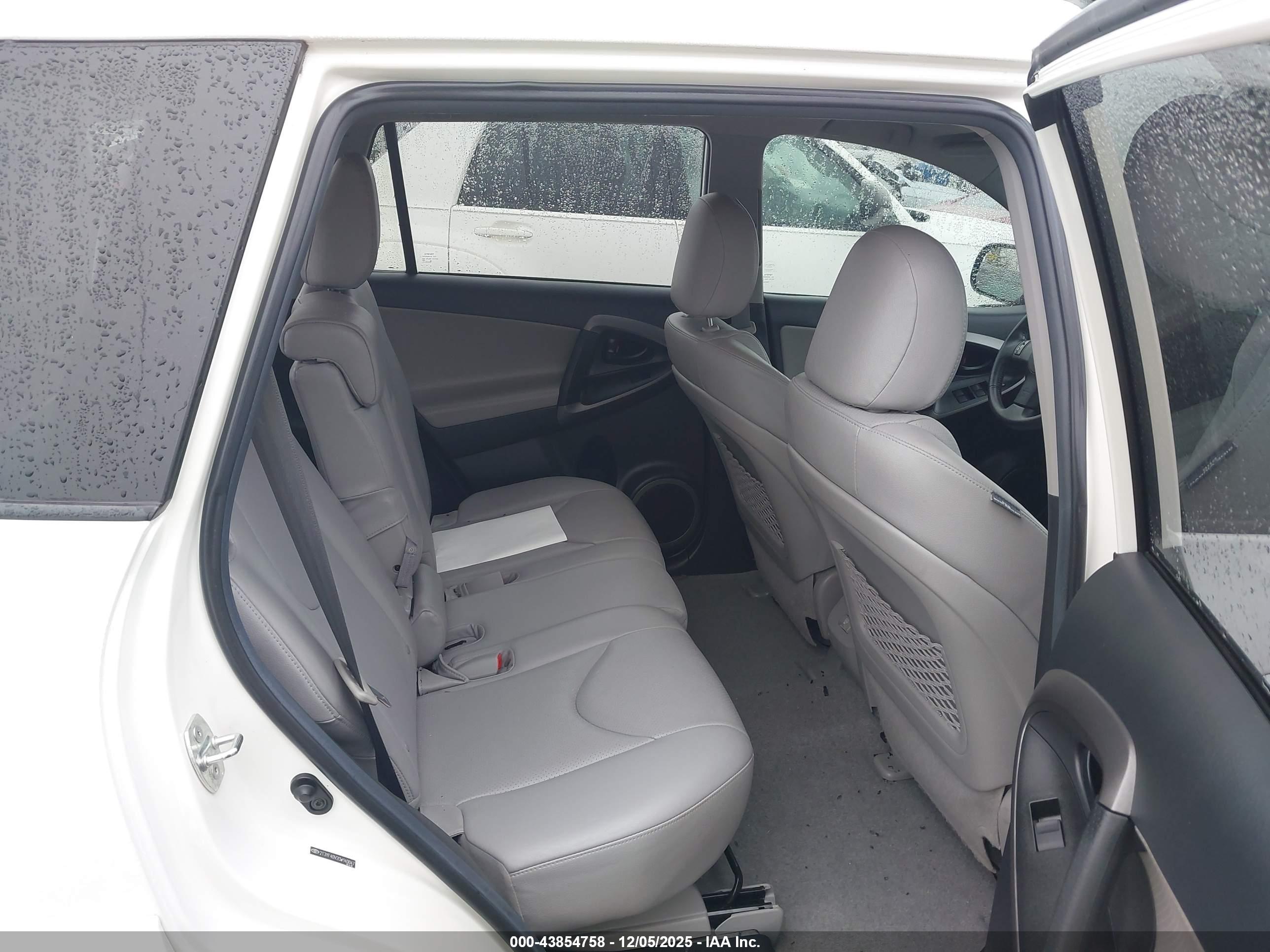 TOYOTA RAV4 image 8