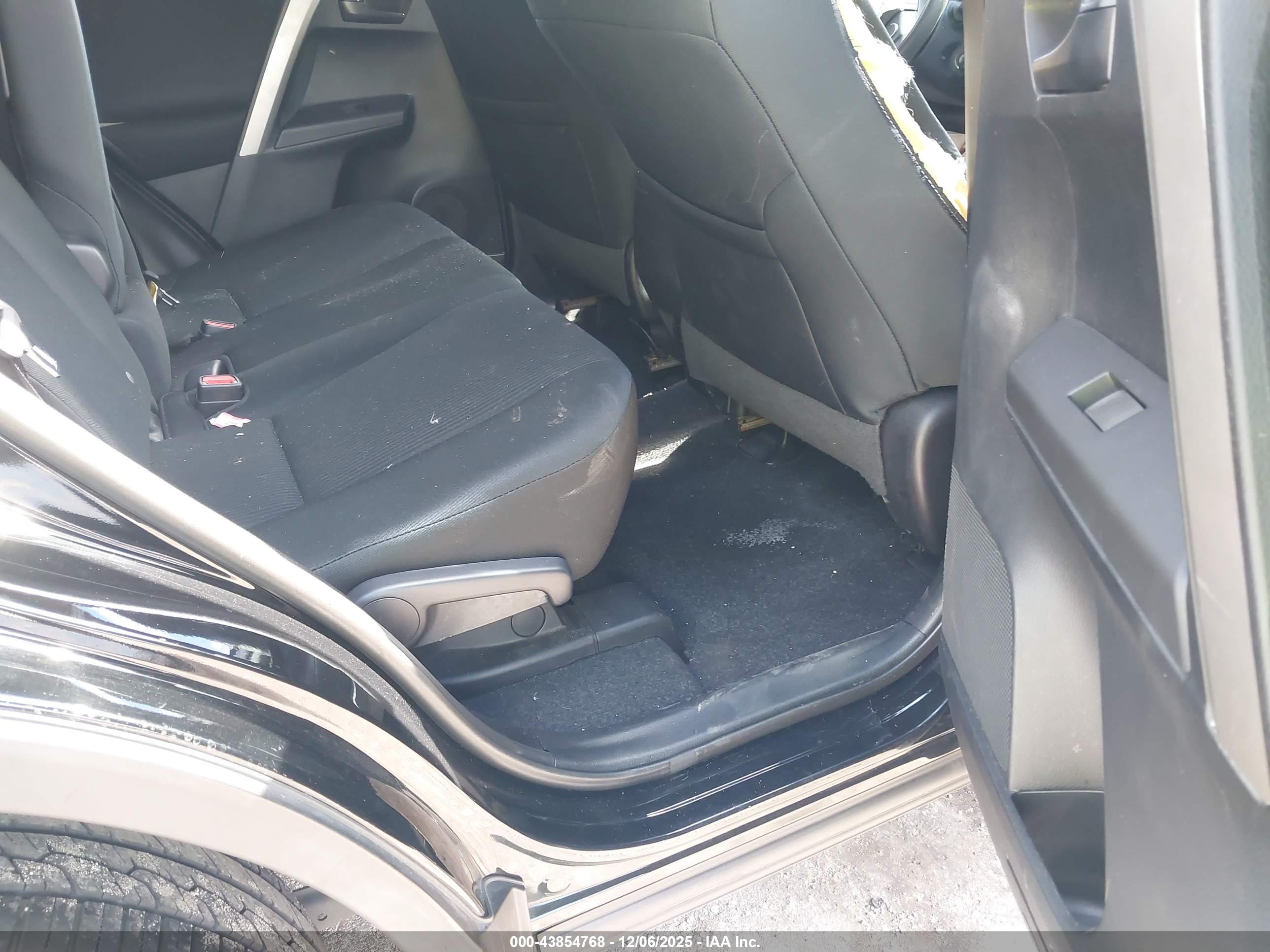 TOYOTA RAV4 image 8