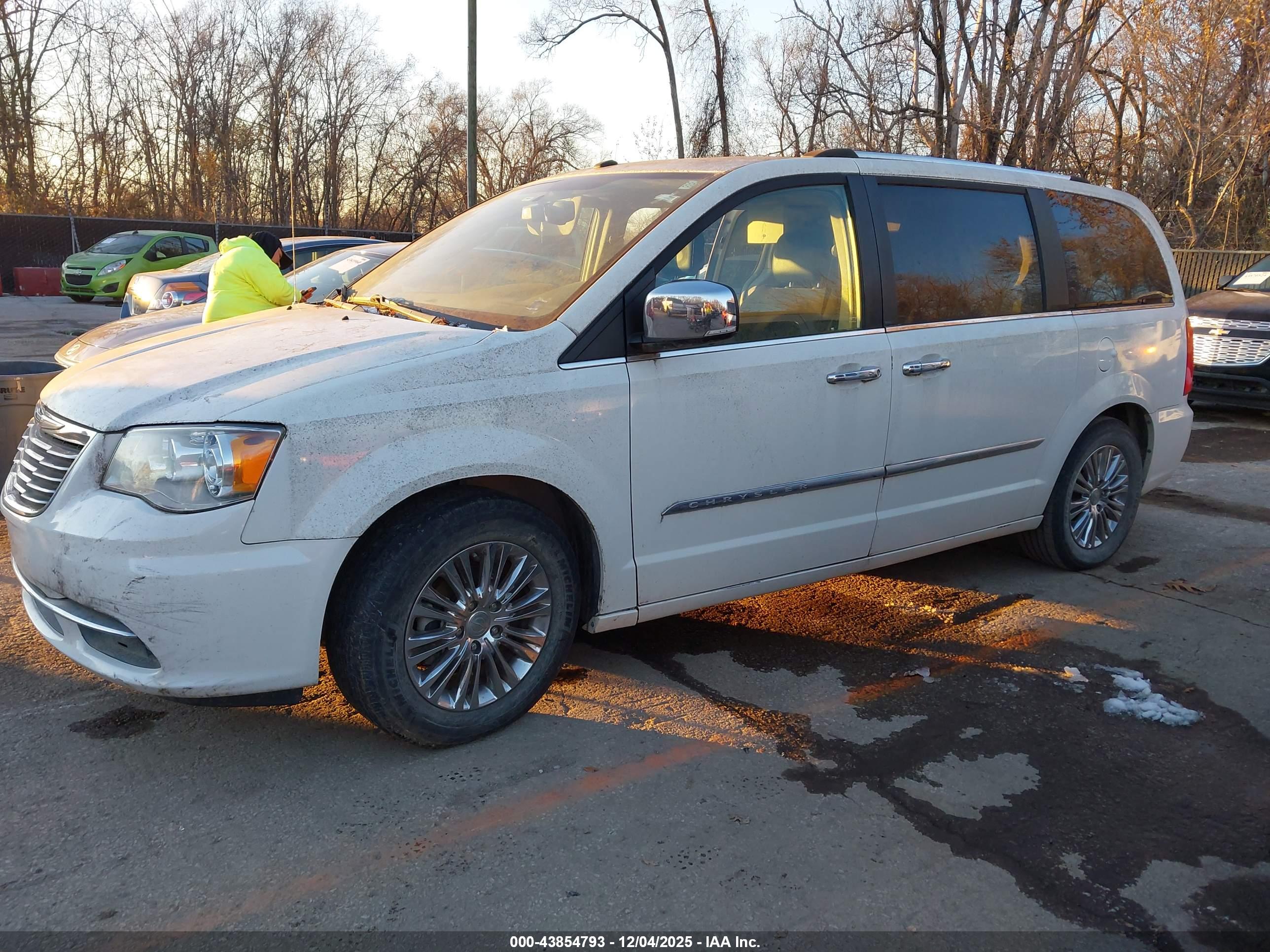 CHRYSLER TOWN image 2