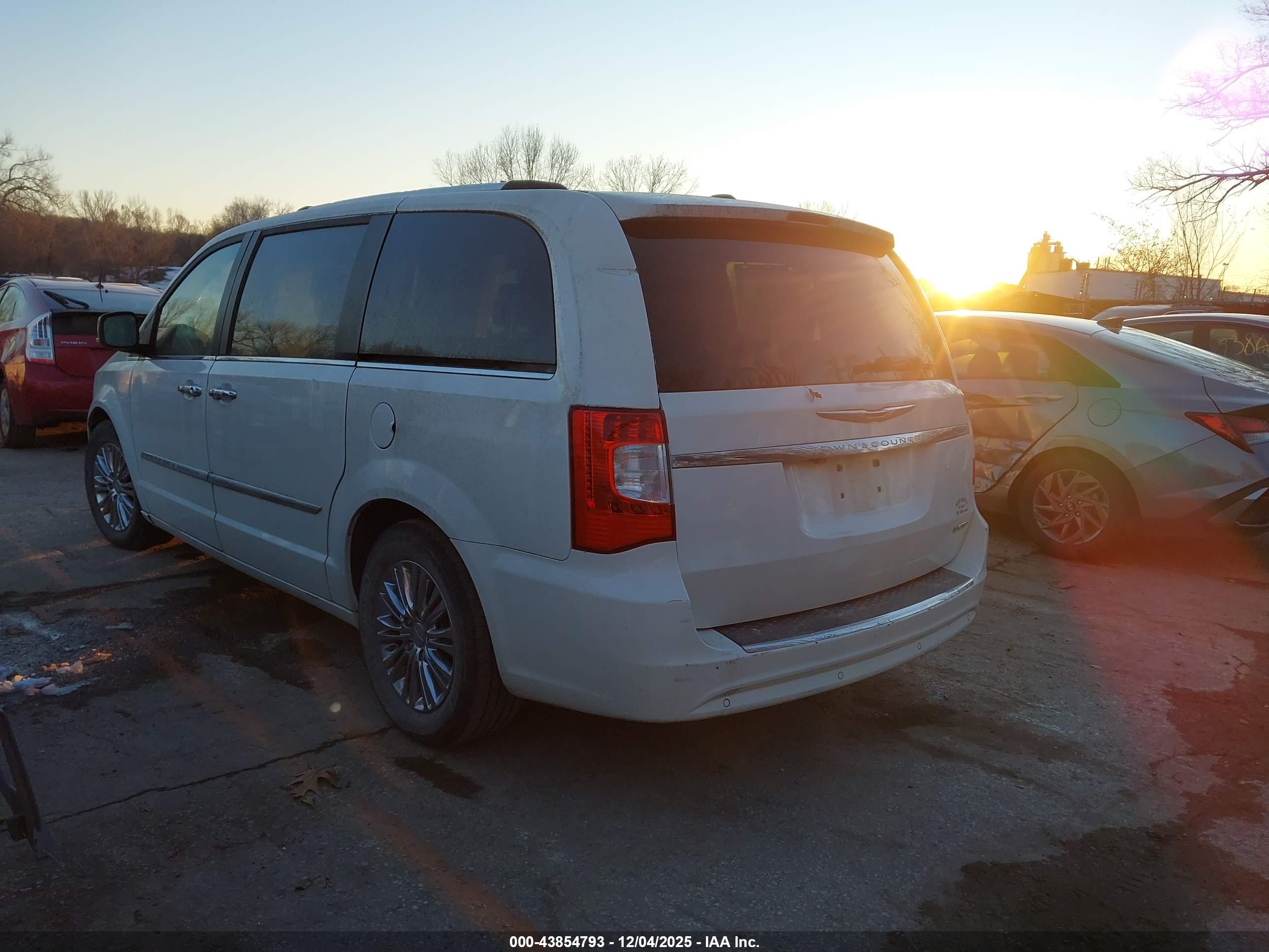 CHRYSLER TOWN image 3