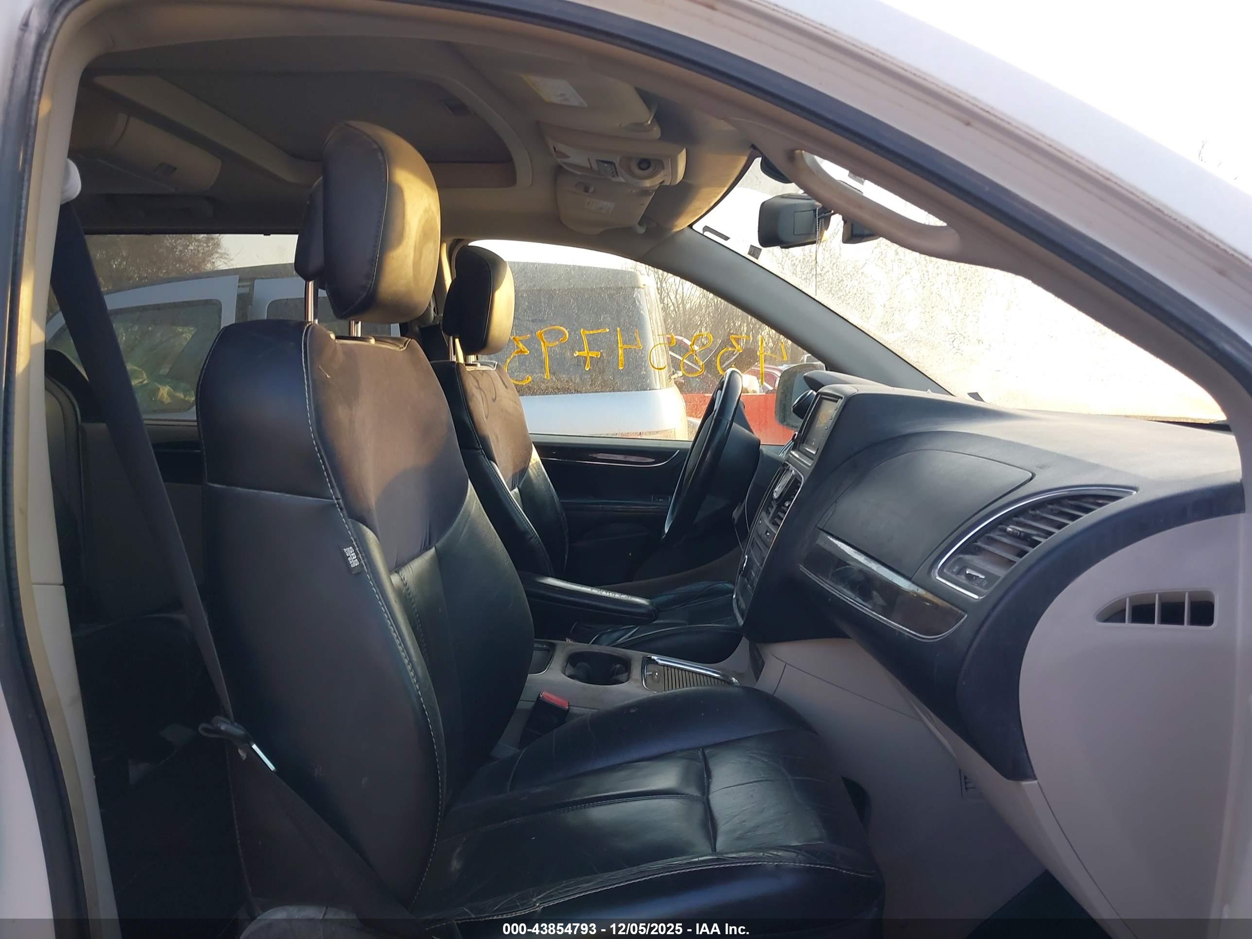 CHRYSLER TOWN image 5