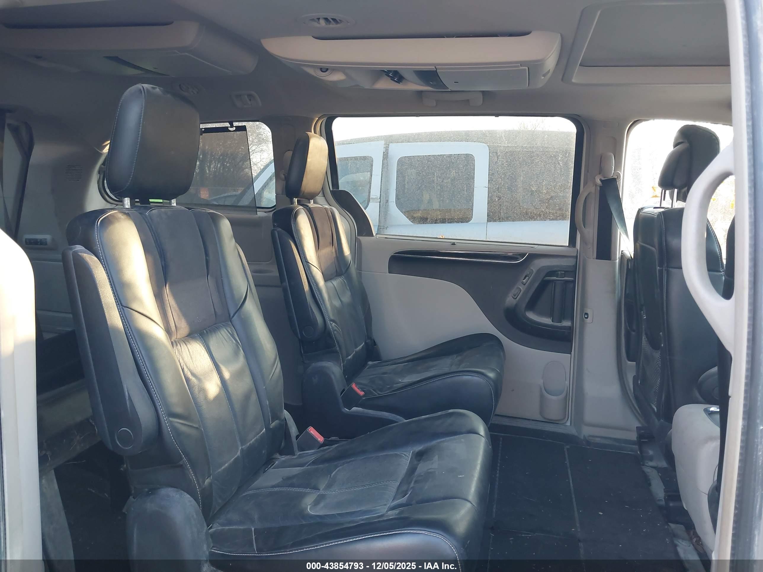 CHRYSLER TOWN image 8