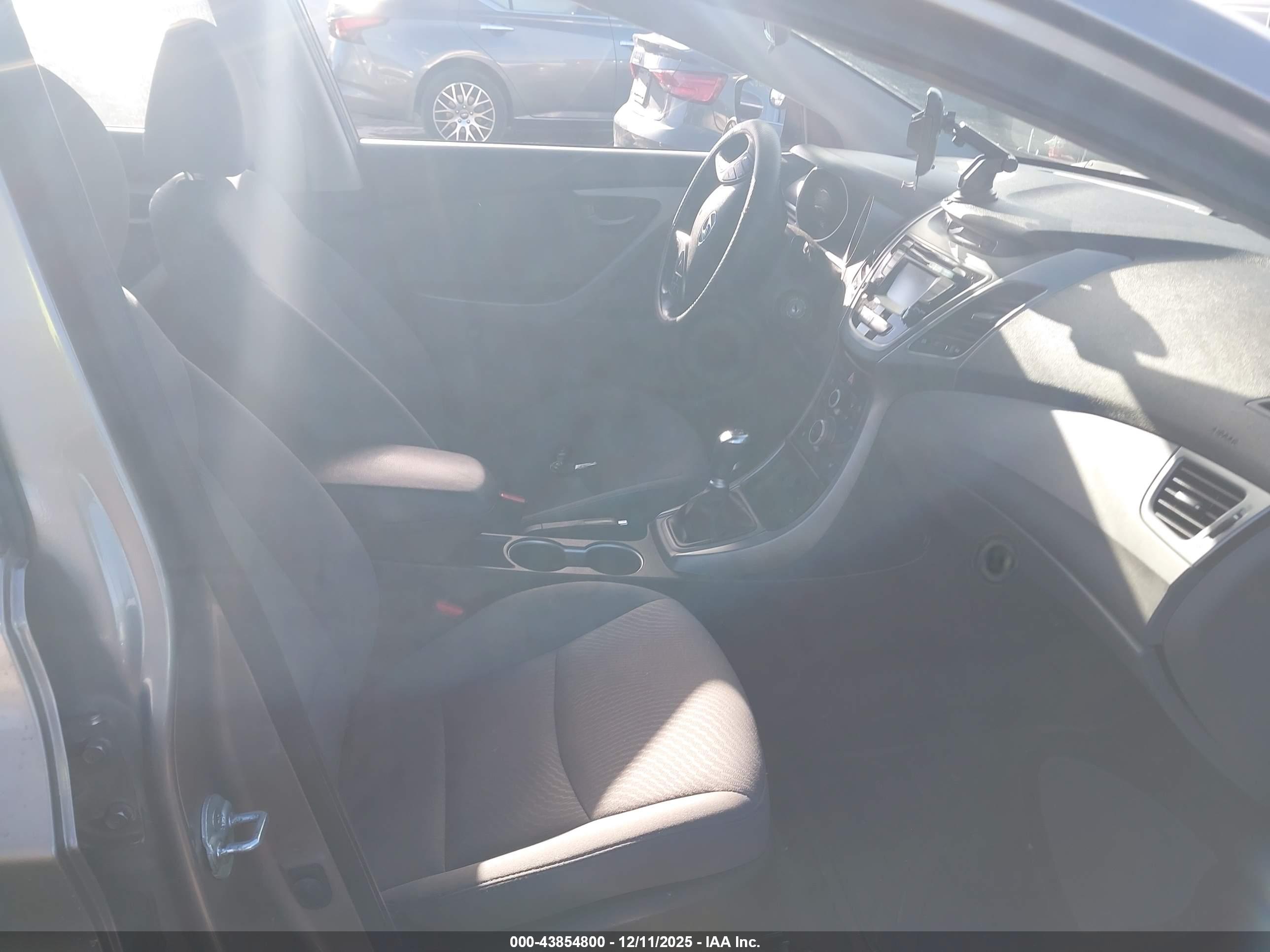 HYUNDAI ELANTRA image 5