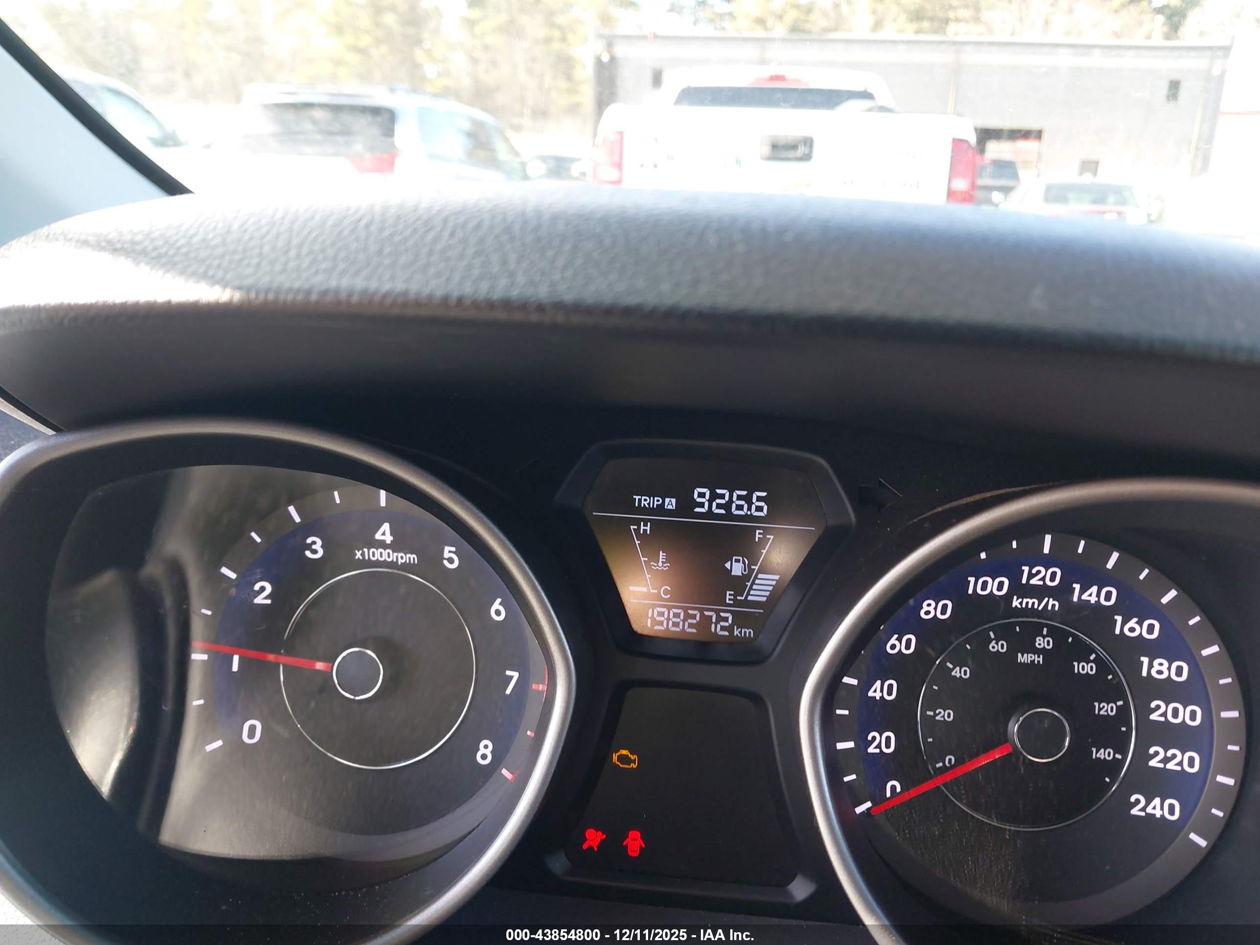 HYUNDAI ELANTRA image 7