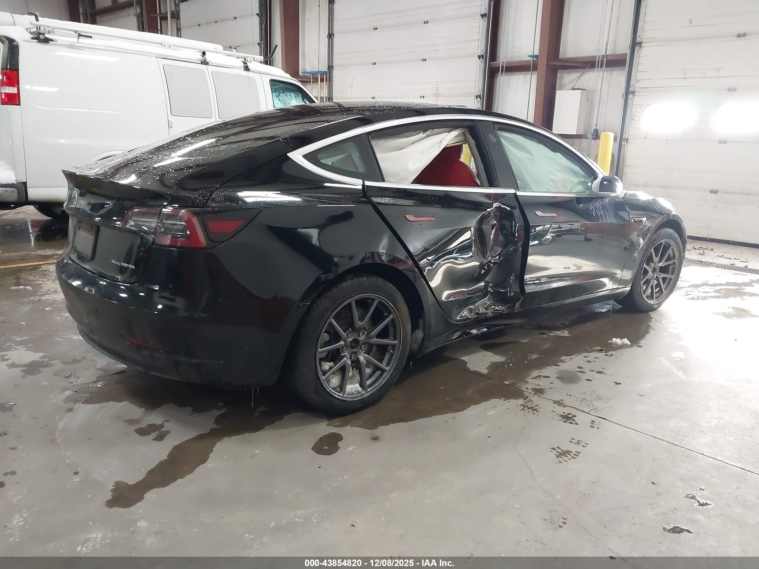 TESLA MODEL image 4