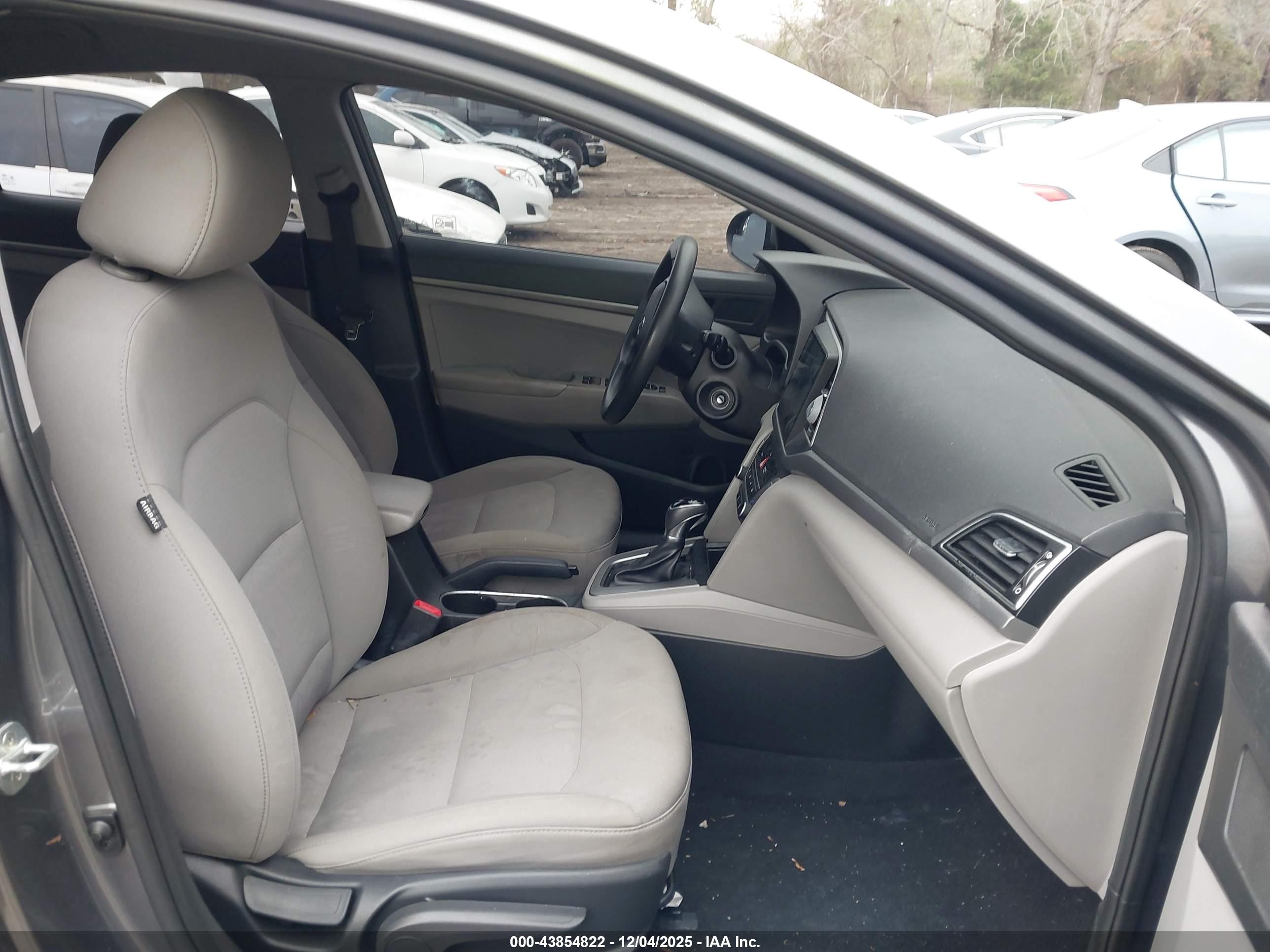 HYUNDAI ELANTRA image 5