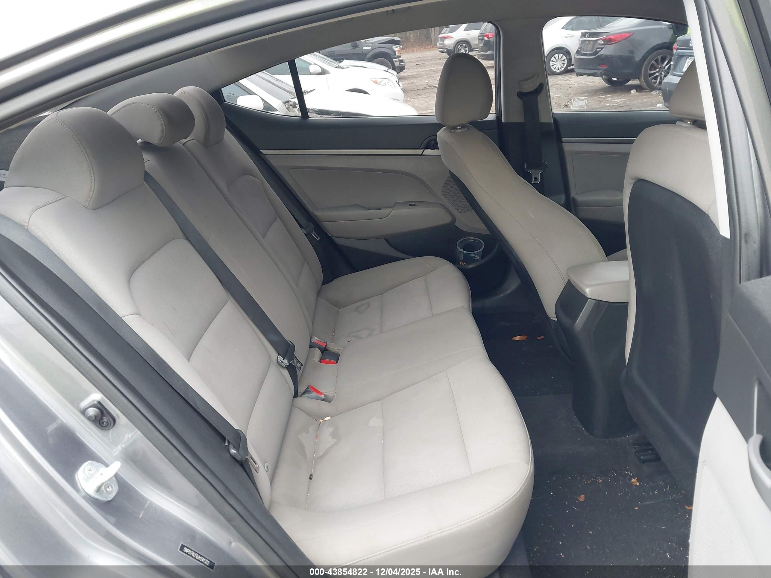 HYUNDAI ELANTRA image 8