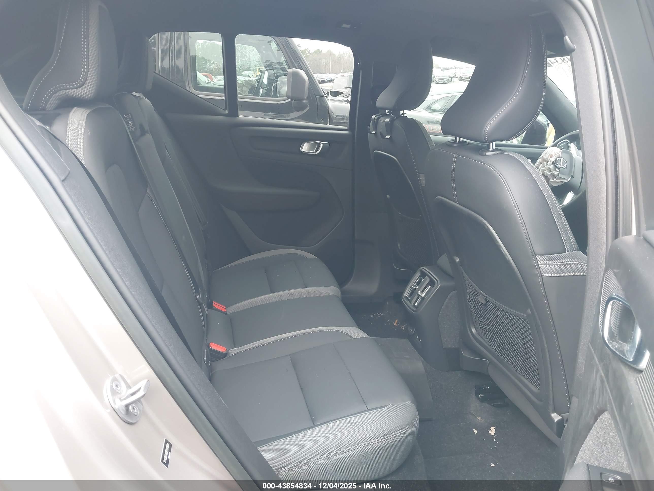VOLVO XC40 image 8