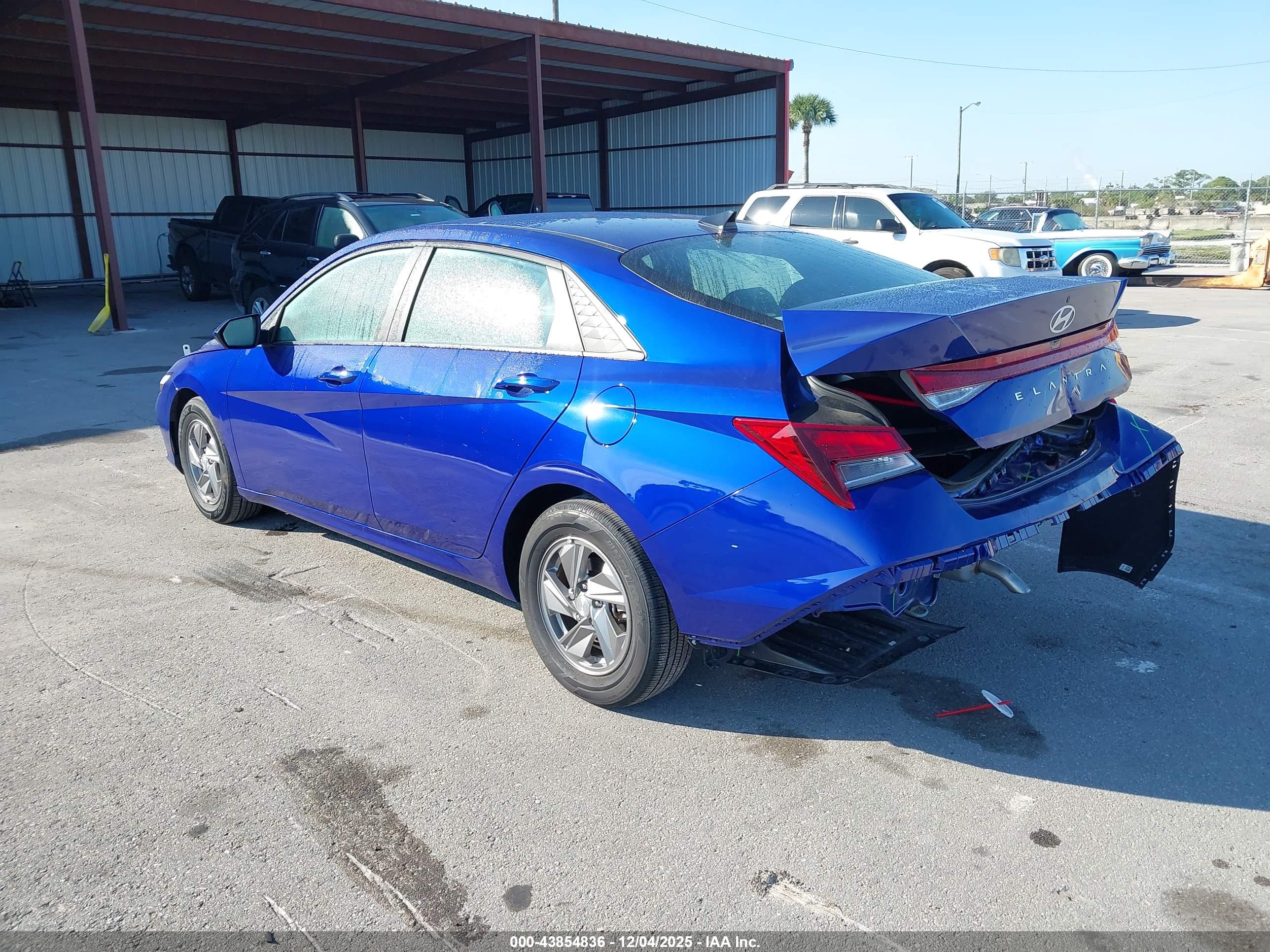 HYUNDAI ELANTRA image 3