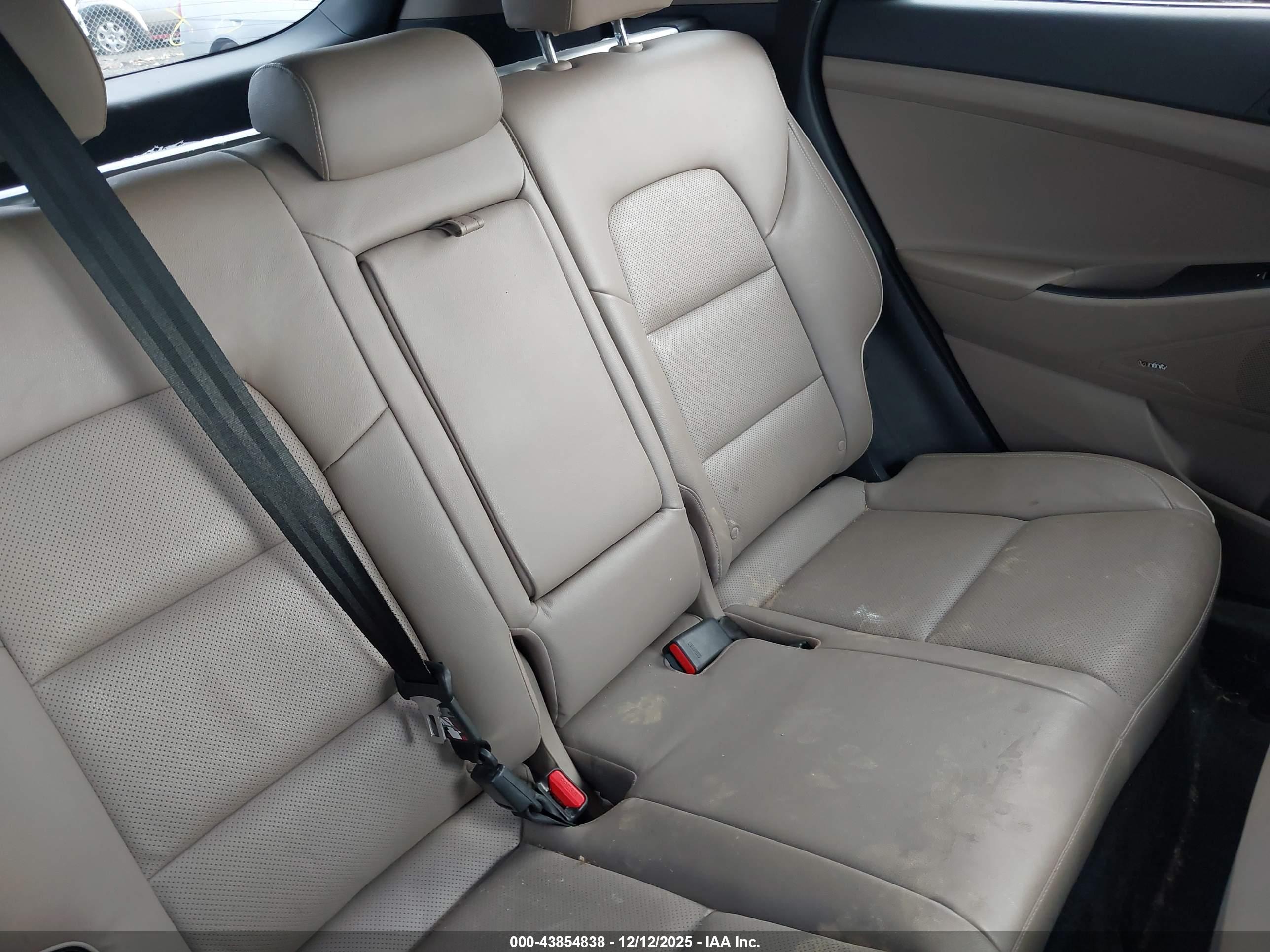 HYUNDAI TUCSON image 8