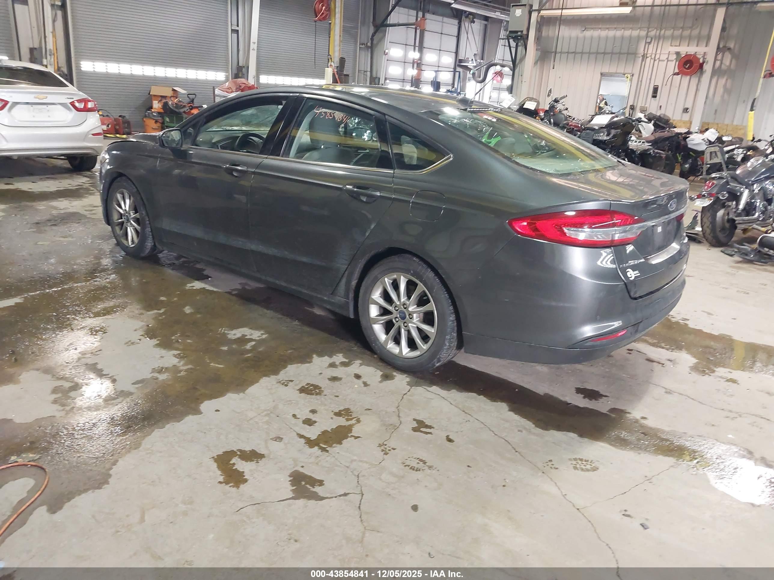 FORD FUSION image 3